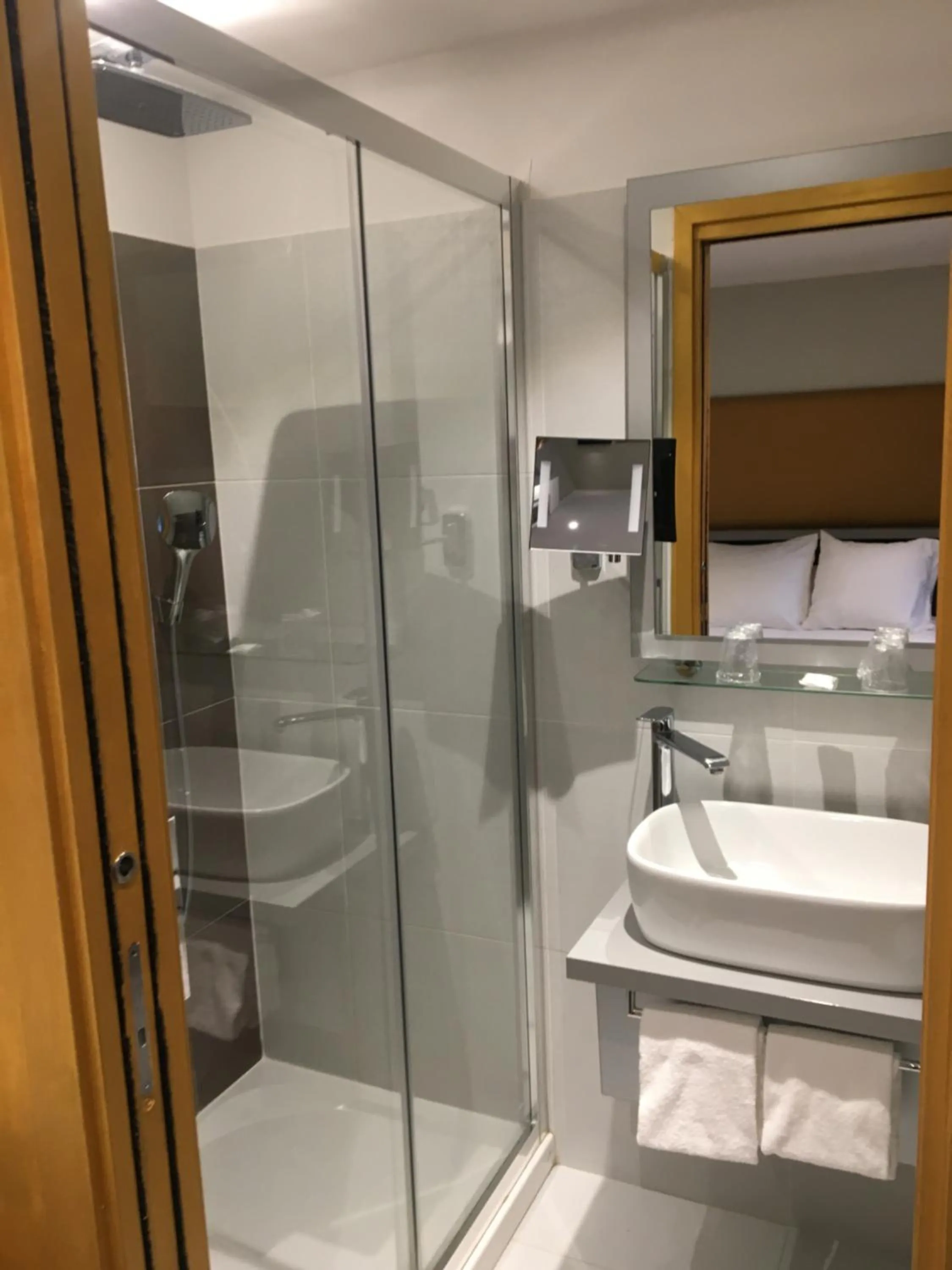 Bathroom in Hôtel Boutique Richelieu, Lyon Gare Part-Dieu