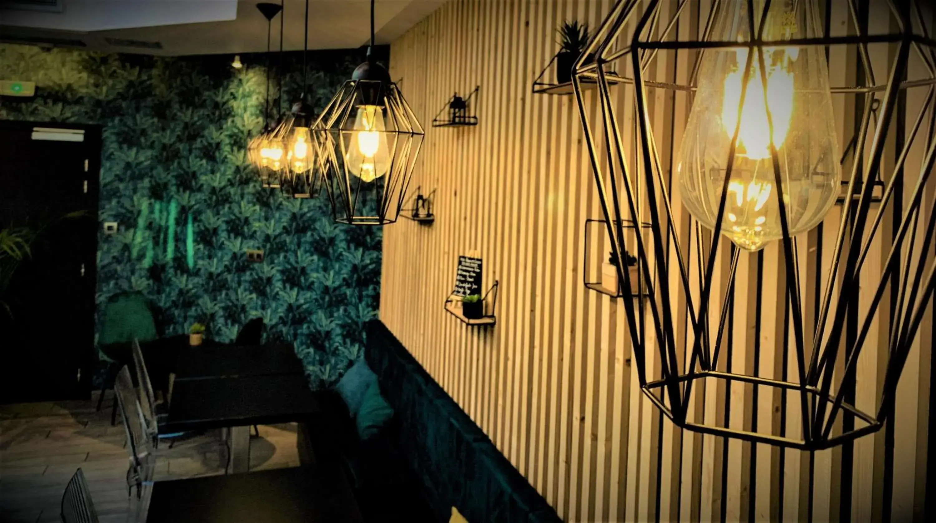 Lounge or bar in Hôtel Boutique Richelieu, Lyon Gare Part-Dieu Lounge or bar in Hôtel Boutique Richelieu, Lyon Gare Part-Dieu