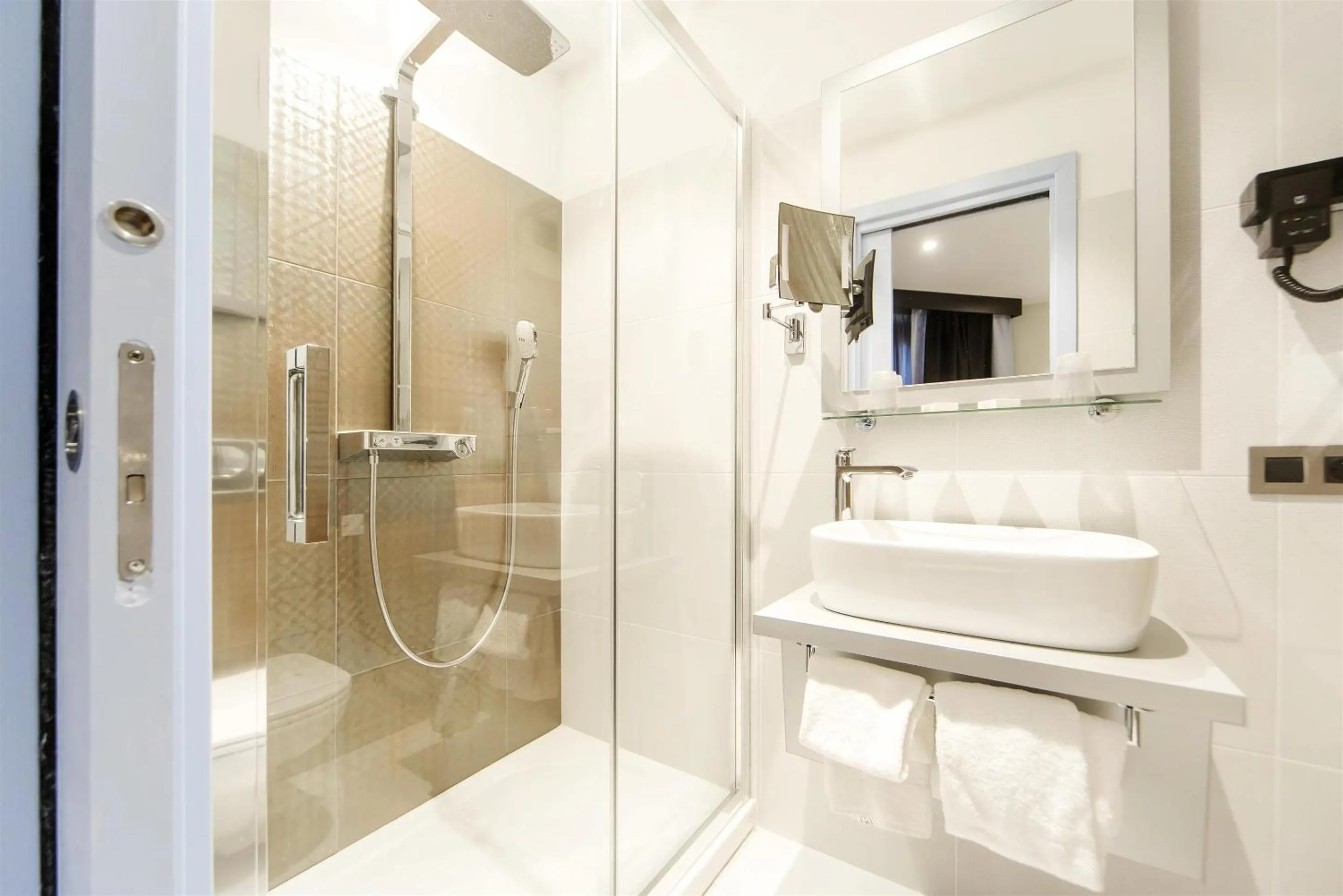 Shower in Hôtel Boutique Richelieu, Lyon Gare Part-Dieu