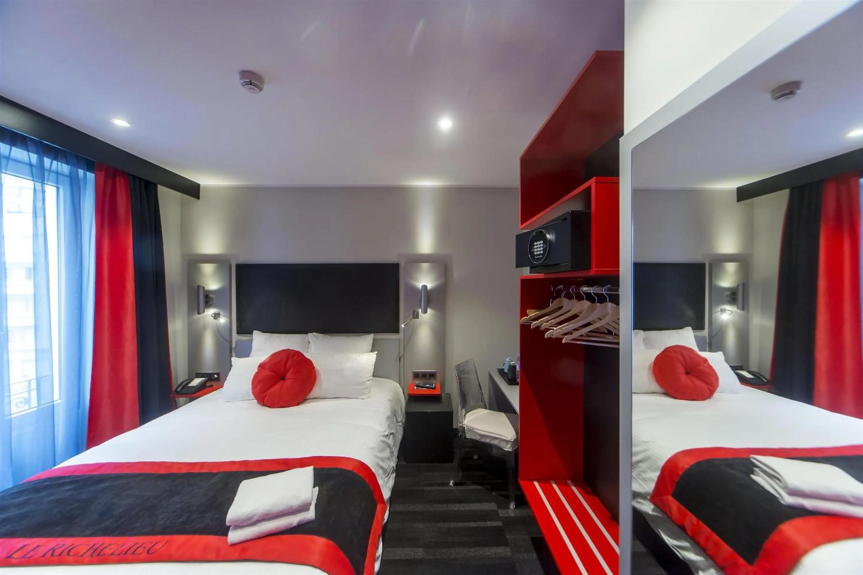 Photo of the whole room, Bed in Hôtel Boutique Richelieu, Lyon Gare Part-Dieu