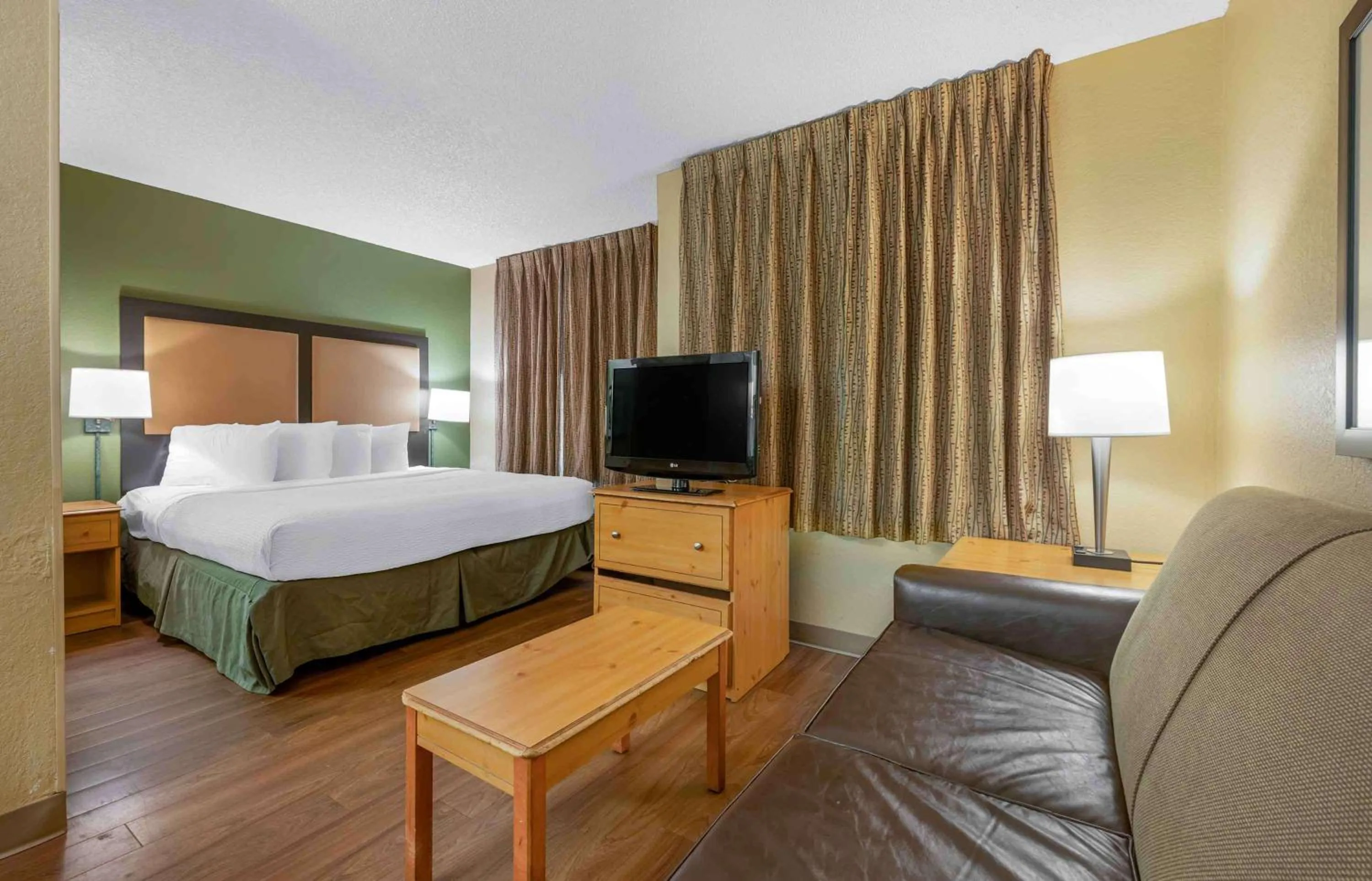 Bedroom, Bed in Extended Stay America Select Suites - Jacksonville - Baymeadows