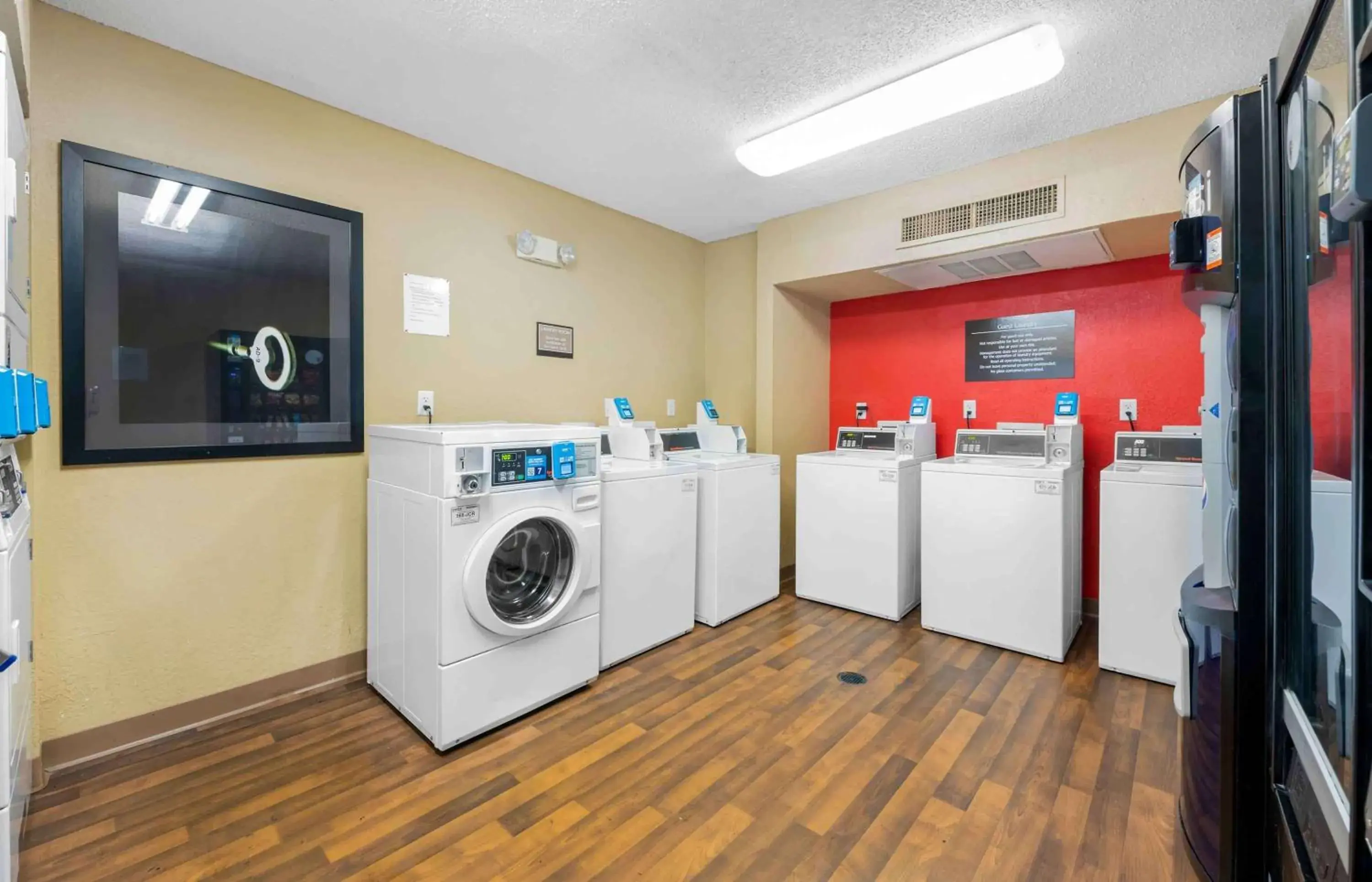 Property building in Extended Stay America Select Suites - Jacksonville - Baymeadows Property building in Extended Stay America Select Suites - Jacksonville - Baymeadows