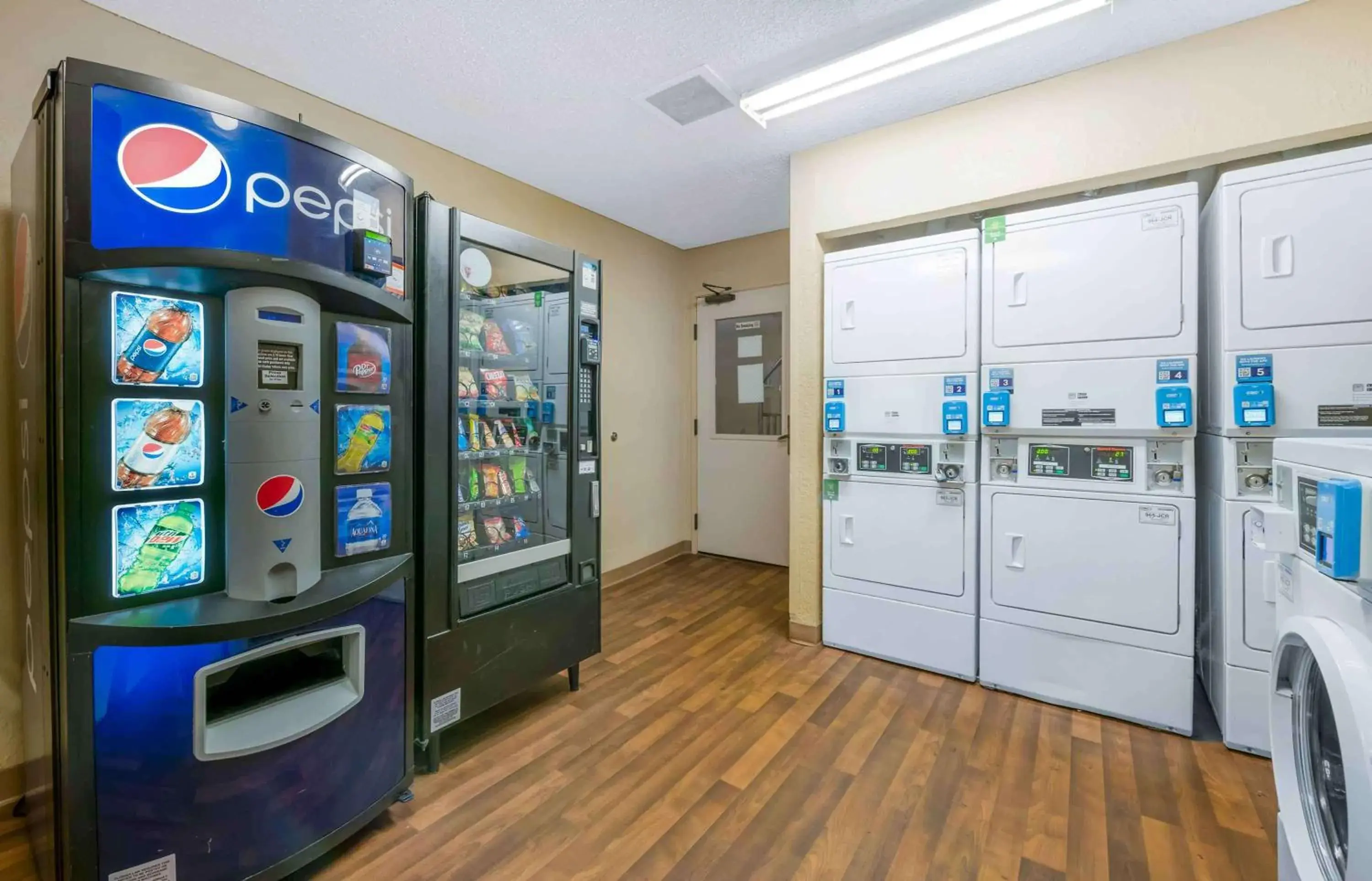 Property building in Extended Stay America Select Suites - Jacksonville - Baymeadows Property building in Extended Stay America Select Suites - Jacksonville - Baymeadows