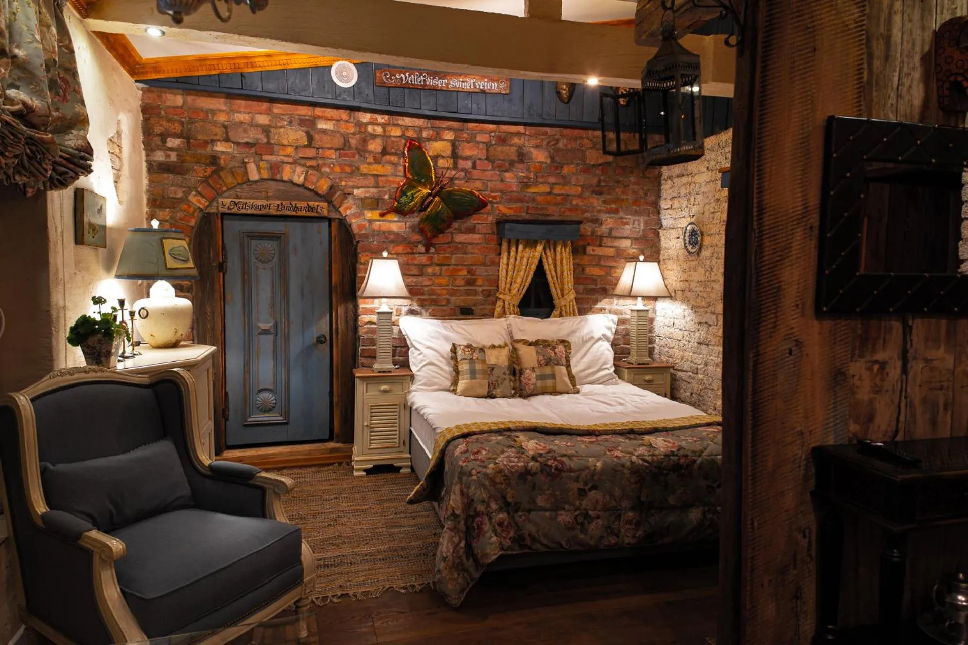 Bedroom, Bed in Paul's Fantasia Boutique Suites