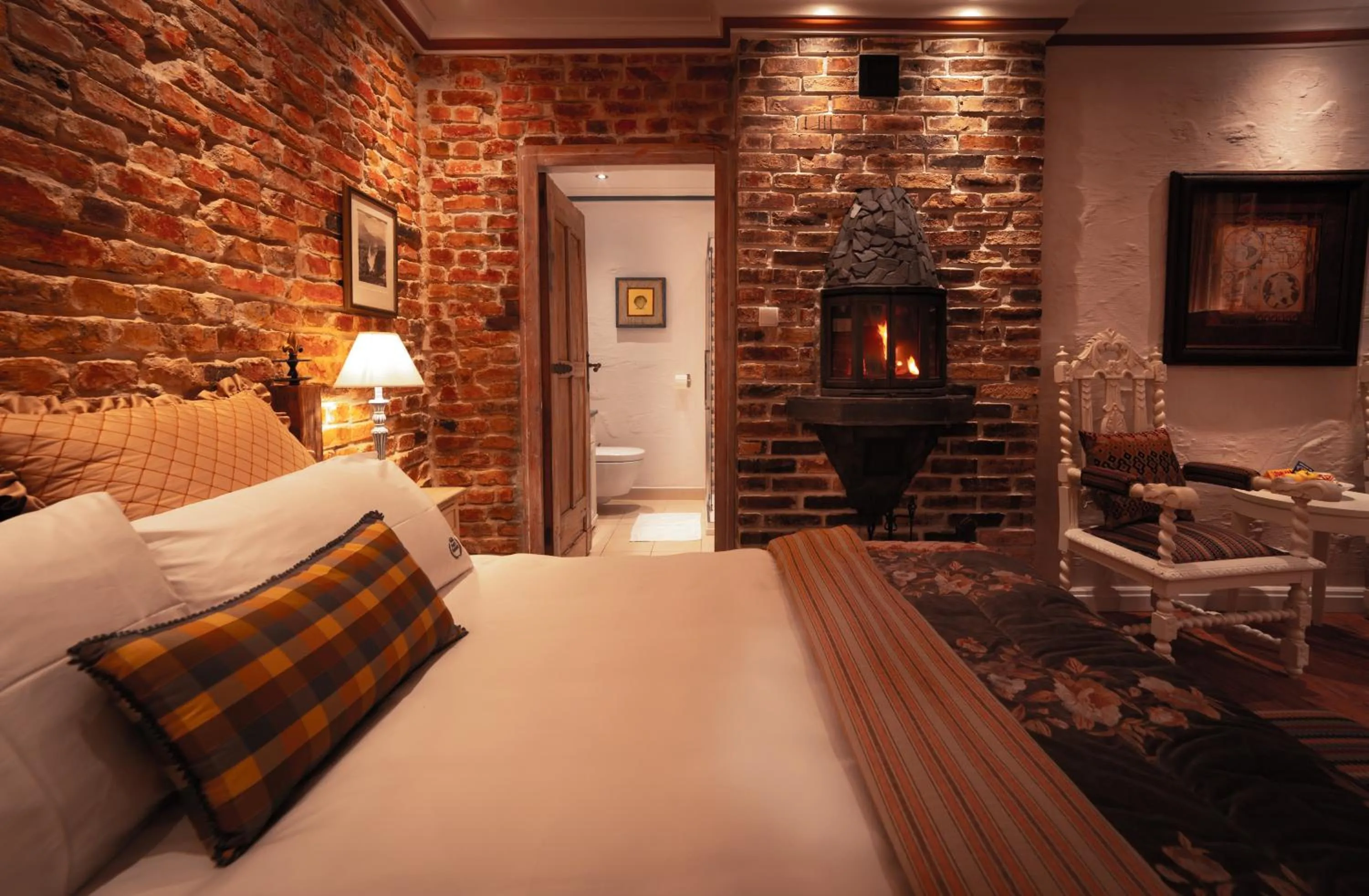 Bathroom, Bed in Paul's Fantasia Boutique Suites