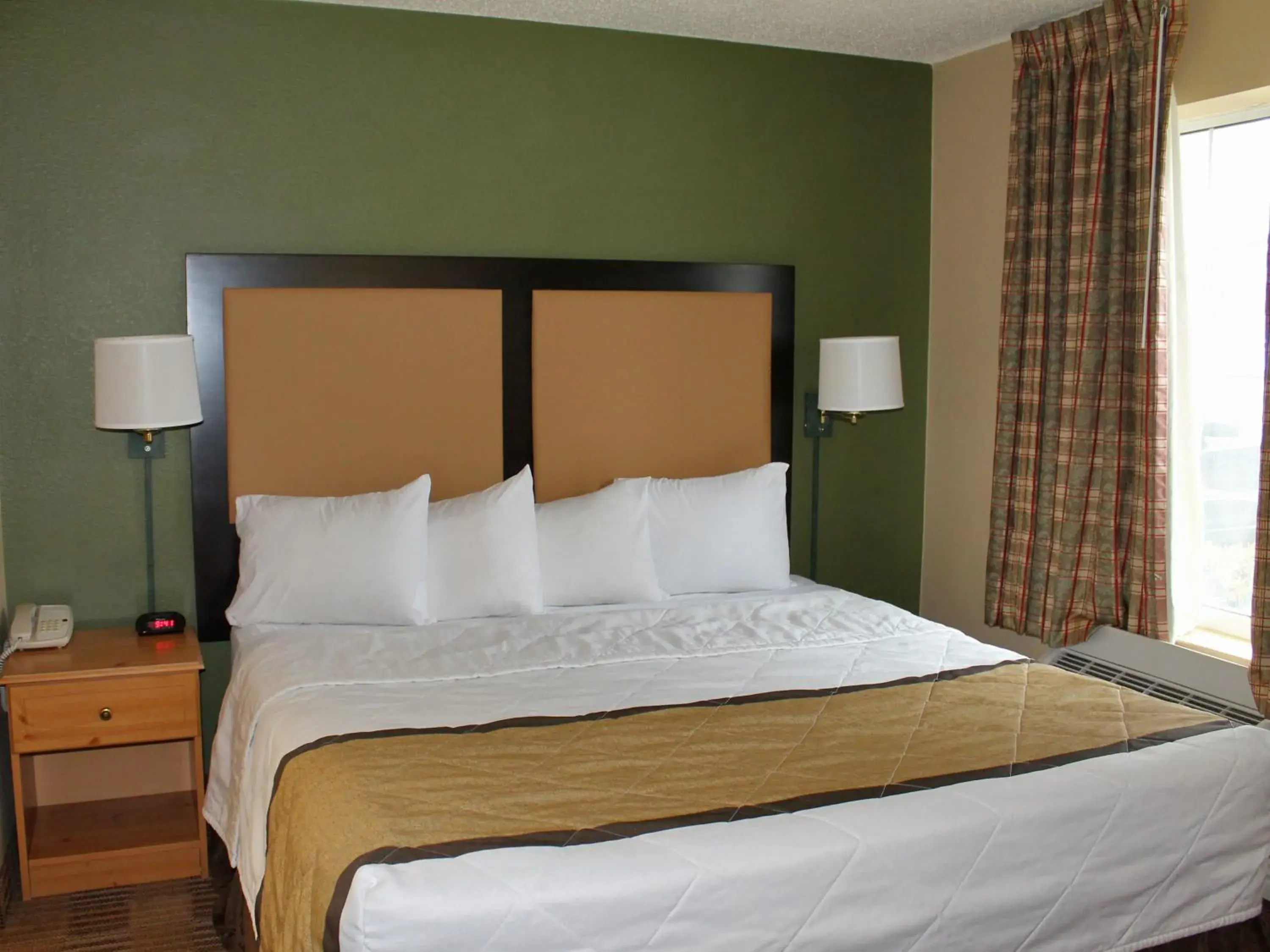 Bed in Extended Stay America Suites - Kansas City - Overland Park - Nall Ave