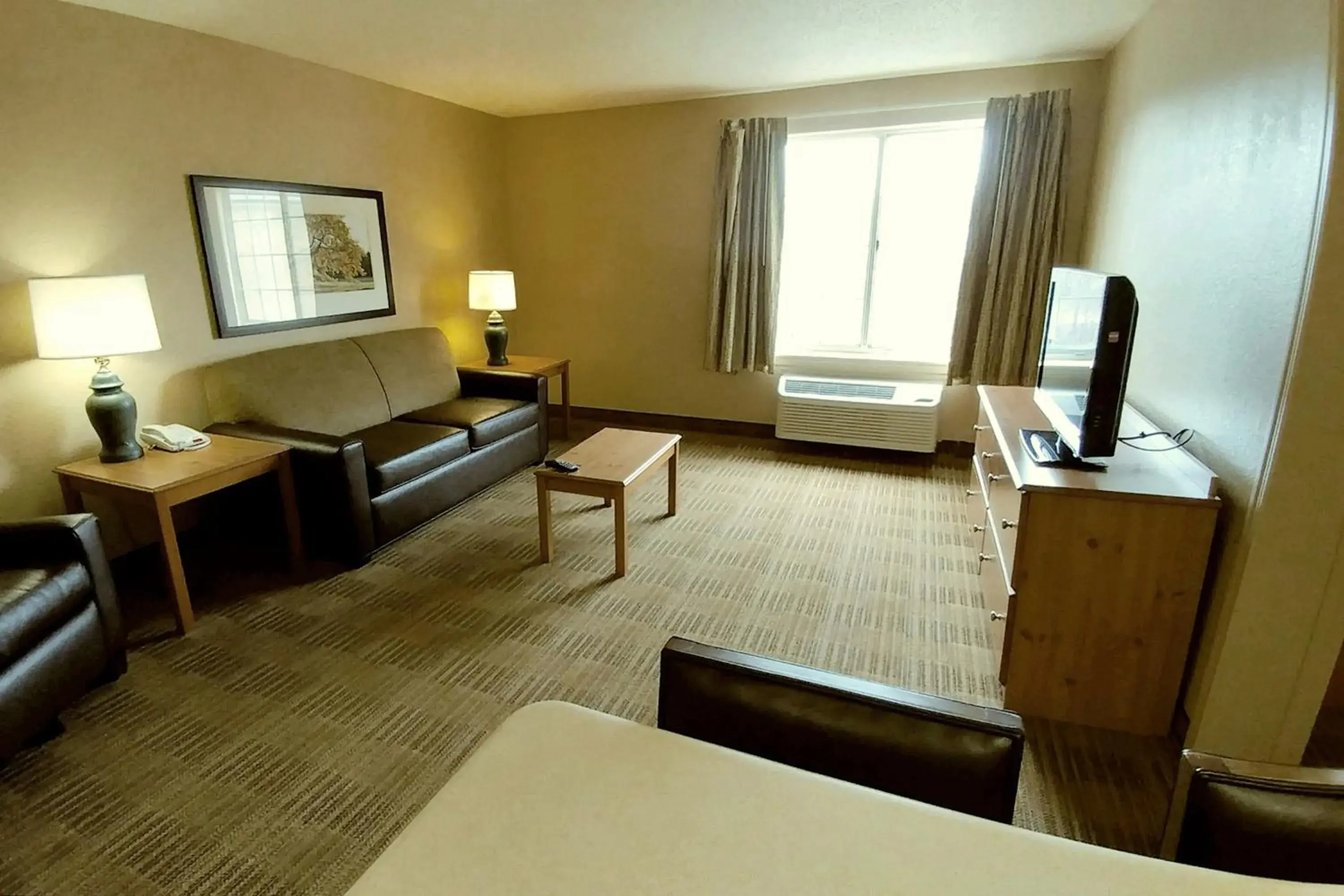 Living room, Bed in Extended Stay America Suites - Kansas City - Overland Park - Nall Ave