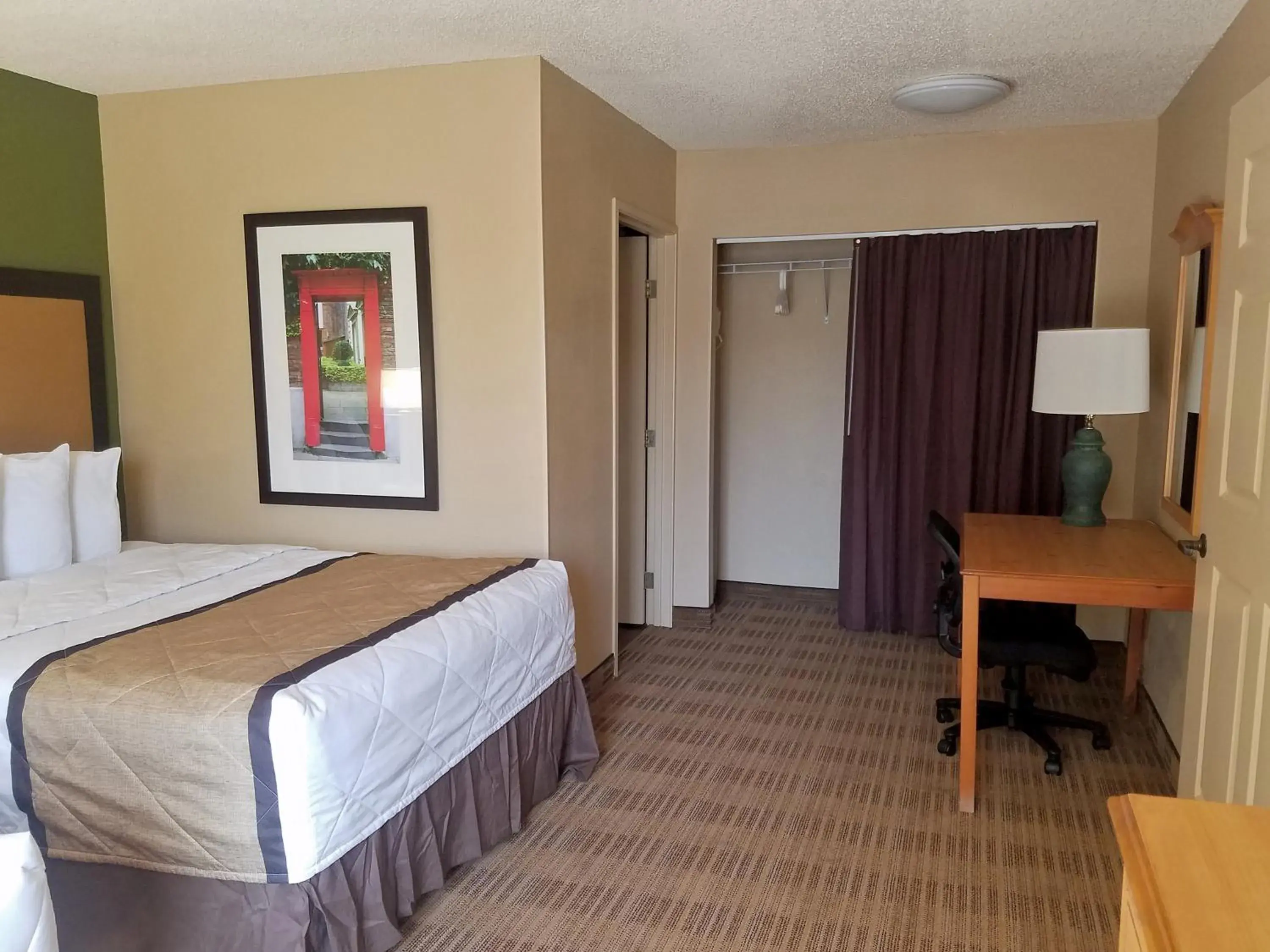 Bed in Extended Stay America Suites - Kansas City - Overland Park - Nall Ave