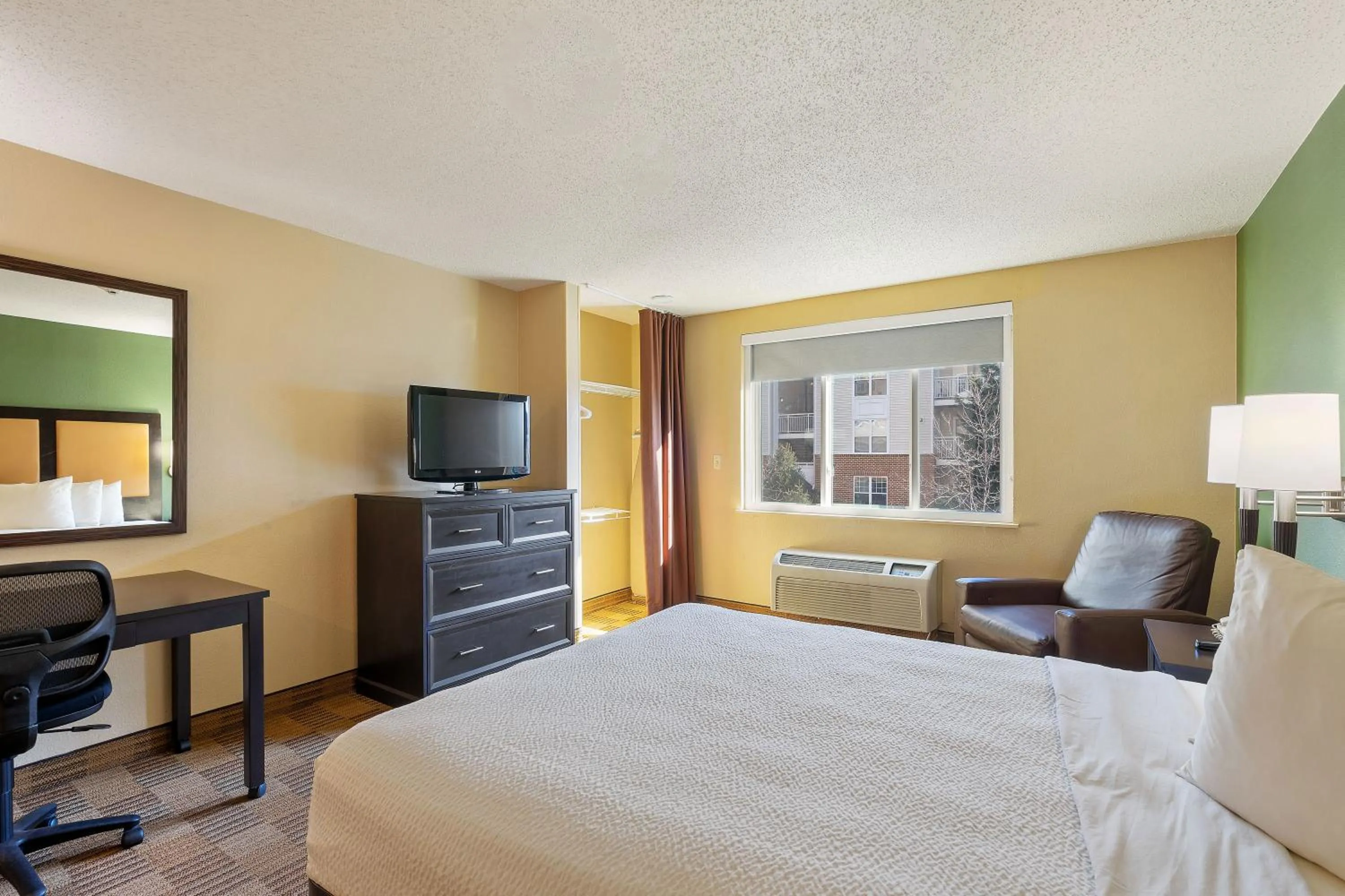 Bed in Extended Stay America Suites - Washington, DC - Springfield