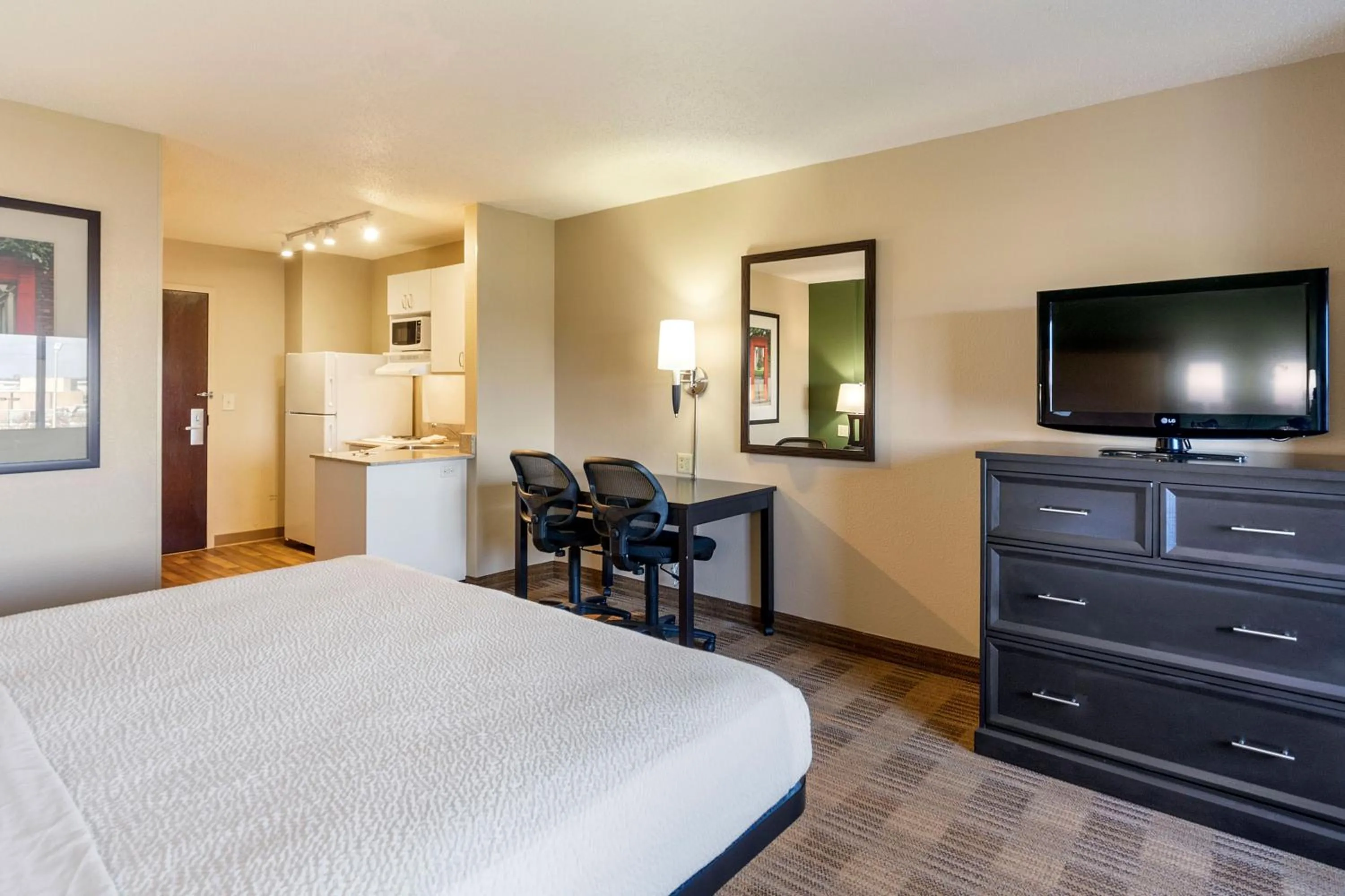 Bed in Extended Stay America Suites - Washington, DC - Springfield