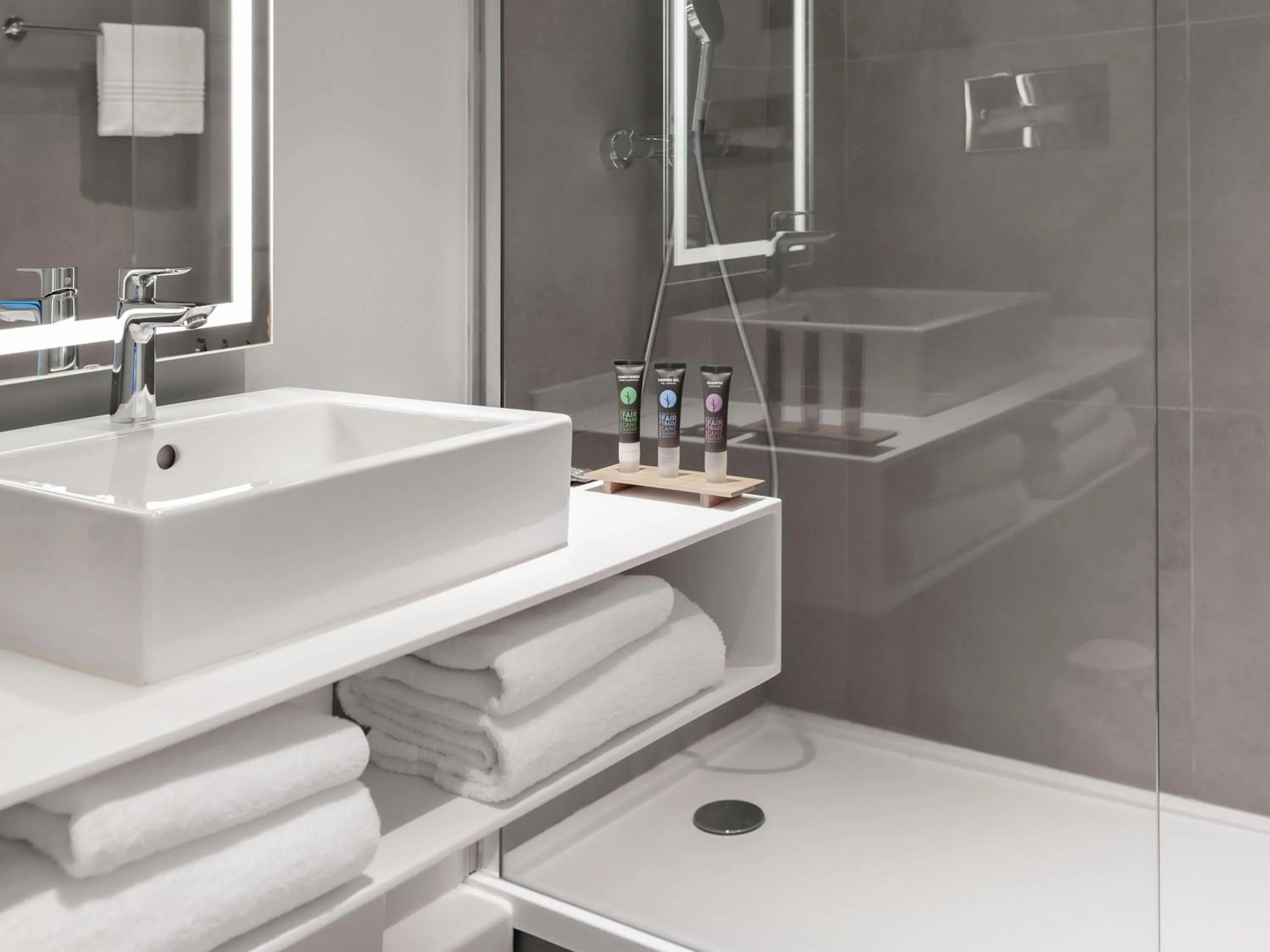 Bedroom in Novotel Le Havre Centre Gare