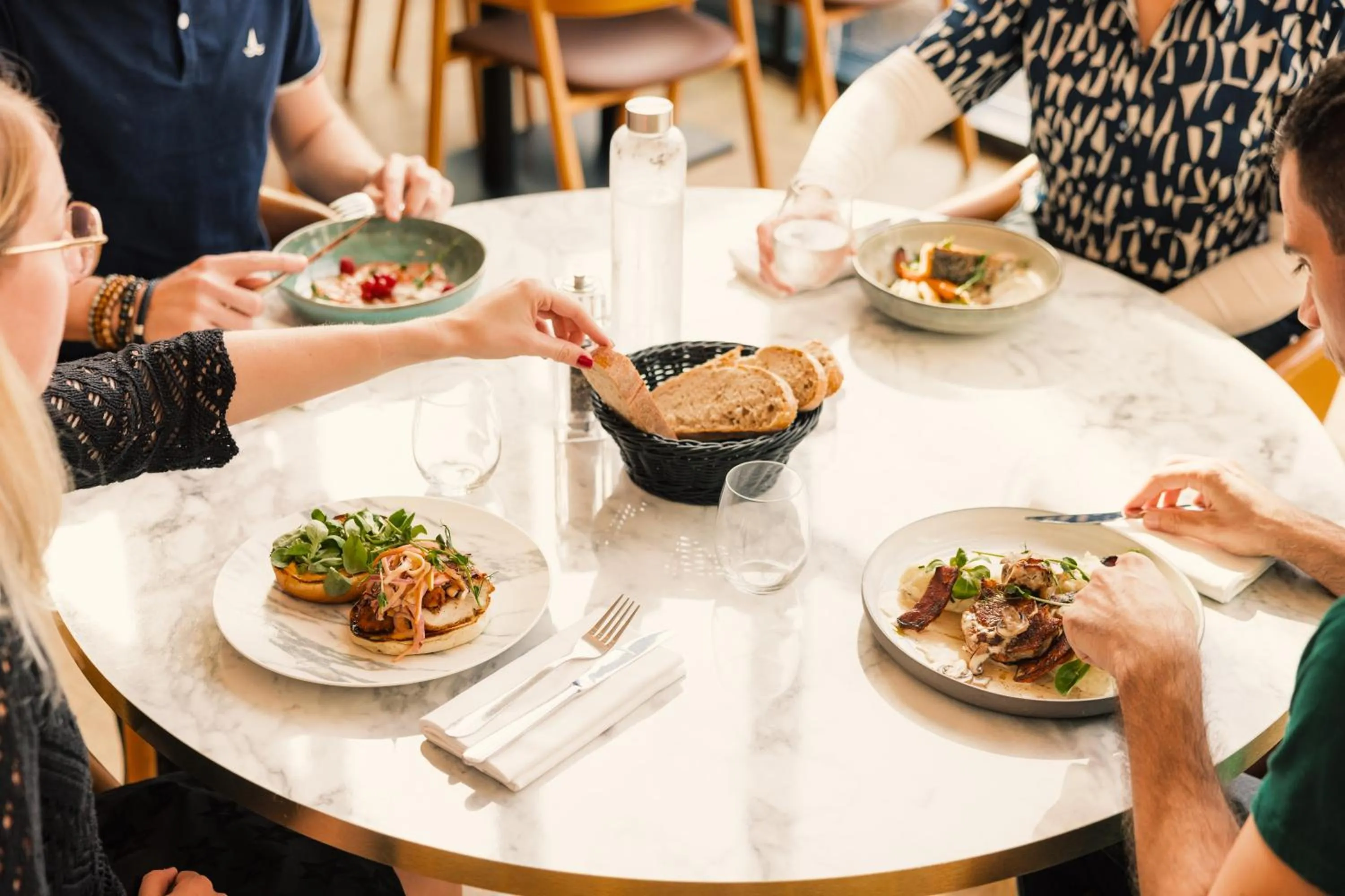 Restaurant/places to eat in Novotel Le Havre Centre Gare