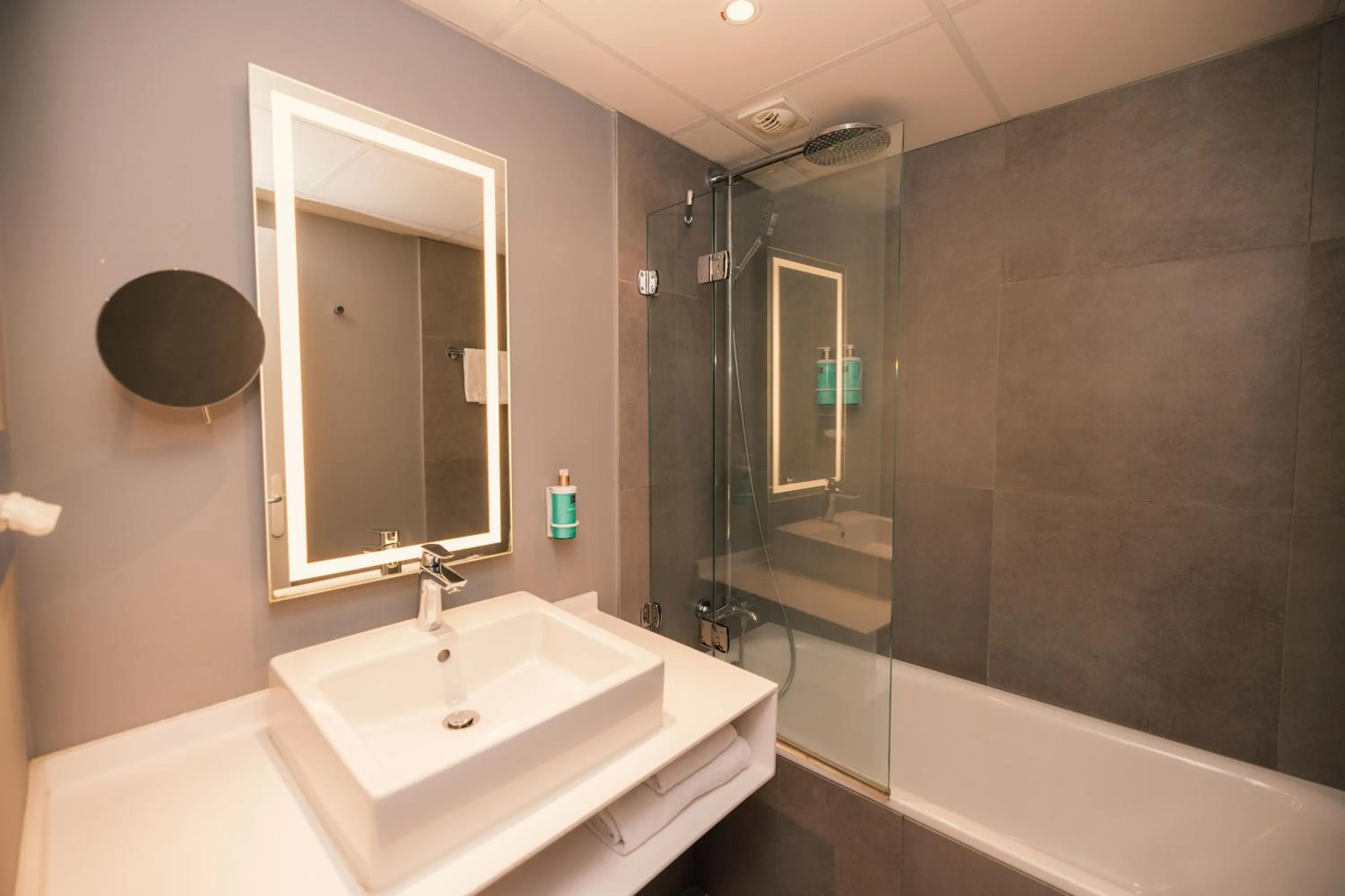 Bathroom in Novotel Le Havre Centre Gare