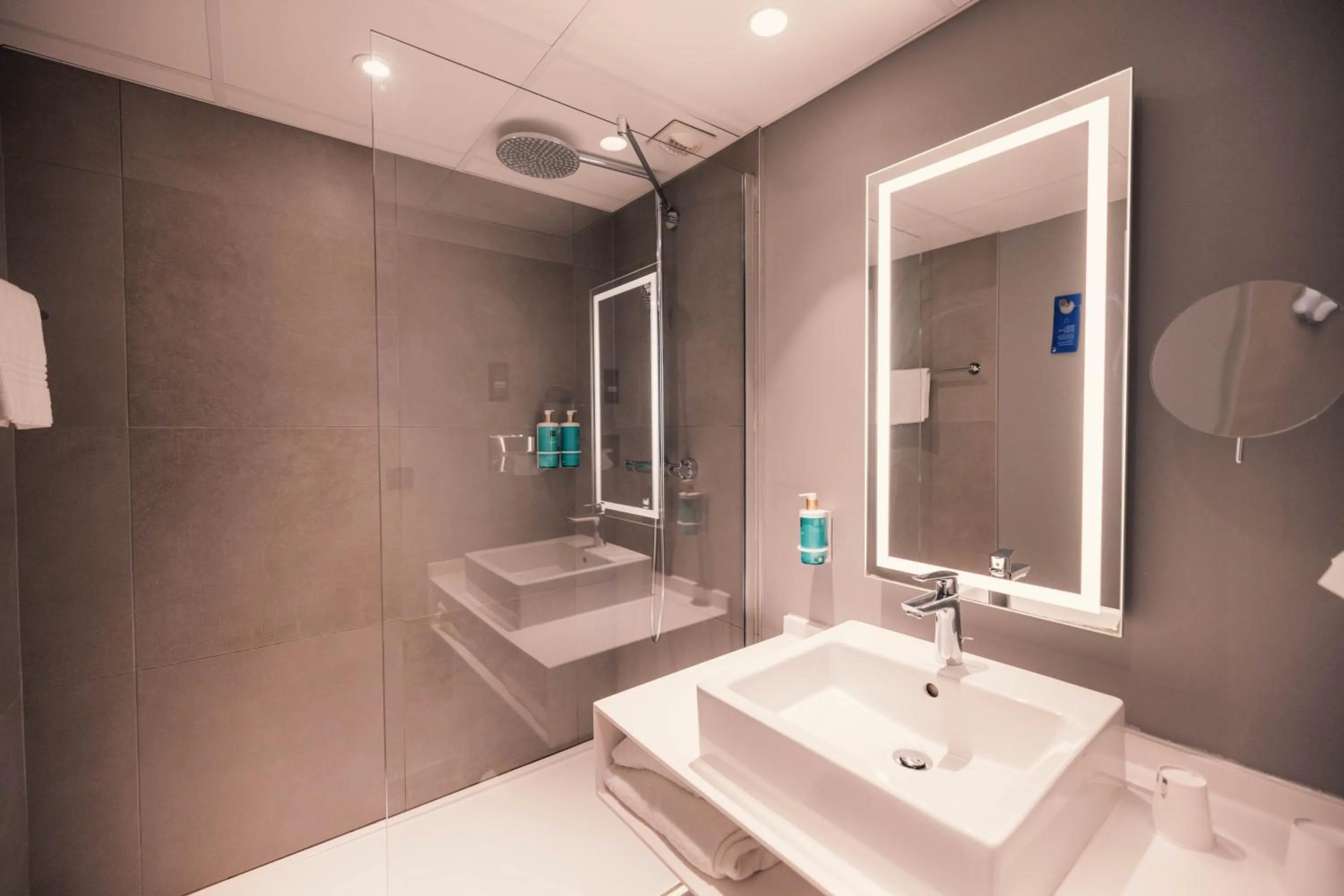 Bathroom in Novotel Le Havre Centre Gare