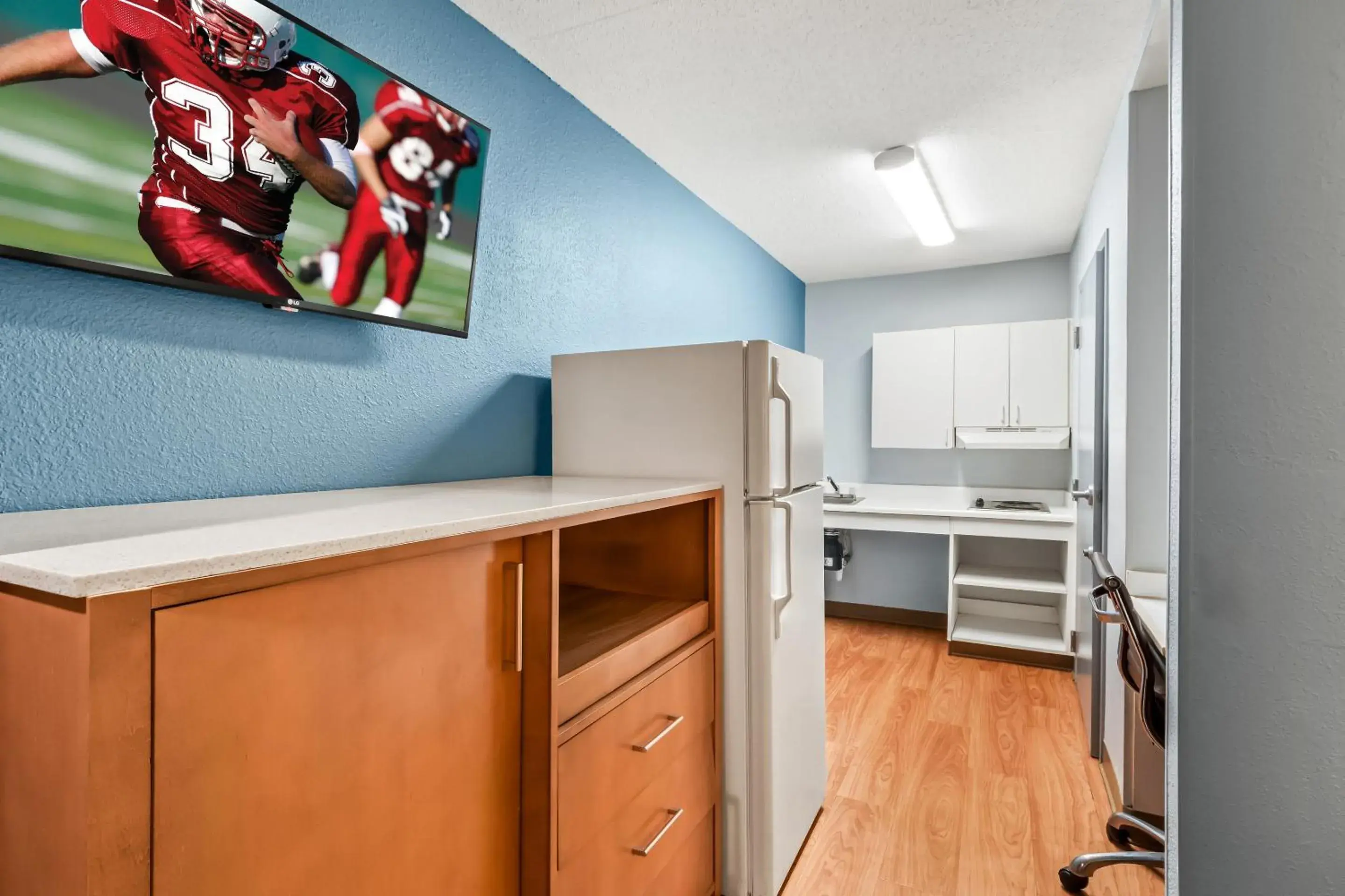 Kitchen or kitchenette, Bed in HomeTowne Studios by Red Roof Detroit - Livonia Kitchen or kitchenette, Bed in HomeTowne Studios by Red Roof Detroit - Livonia