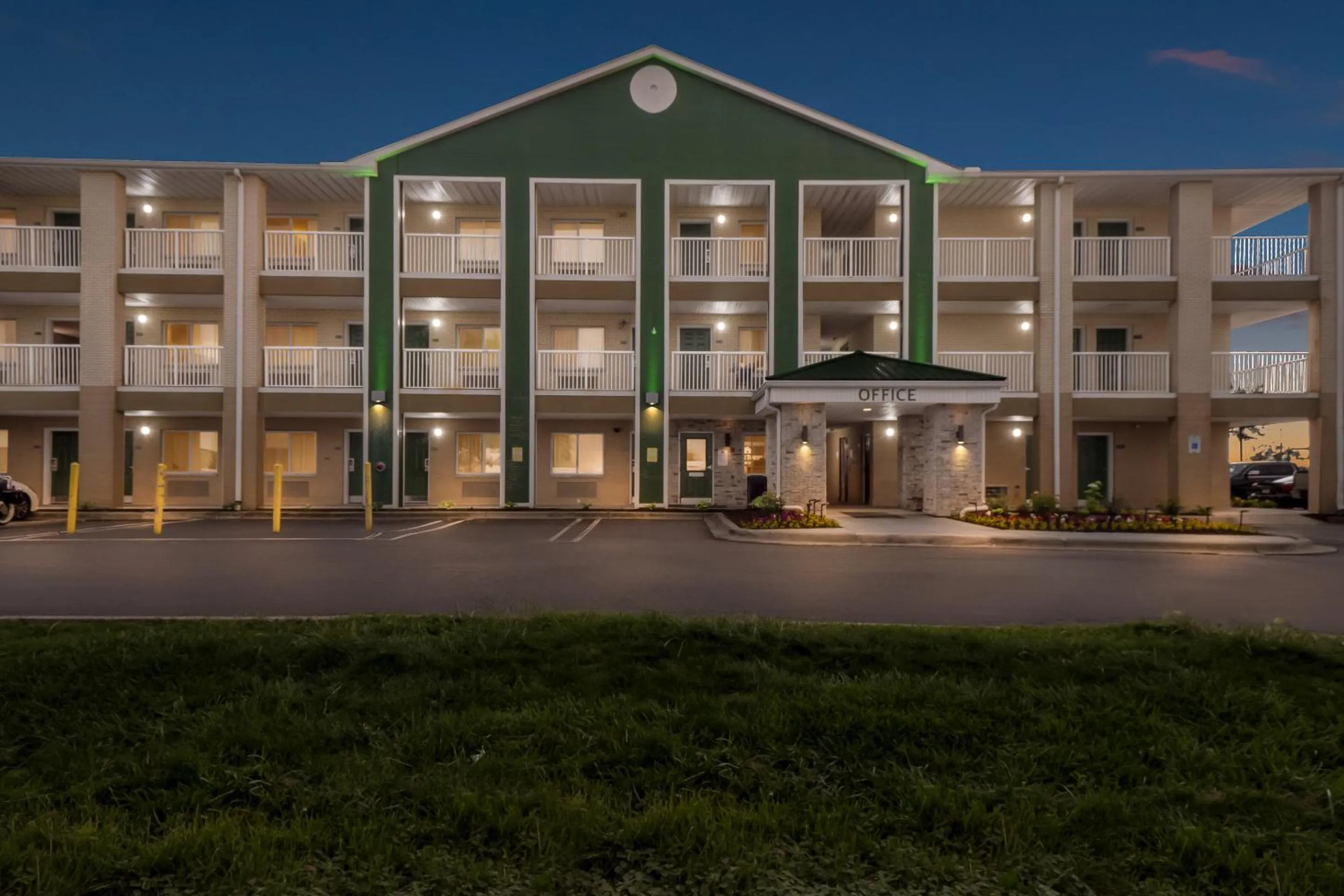 Facade/entrance in HomeTowne Studios by Red Roof Detroit - Livonia