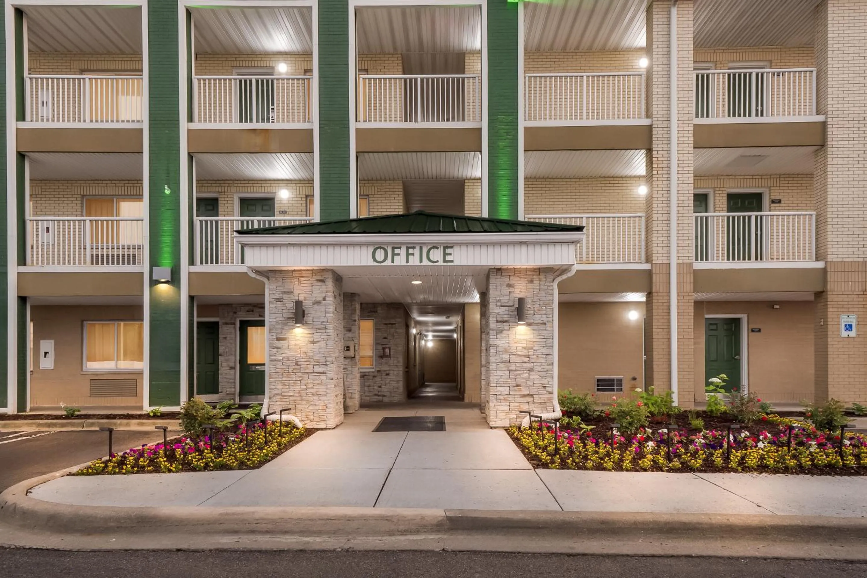 Facade/entrance in HomeTowne Studios by Red Roof Detroit - Livonia