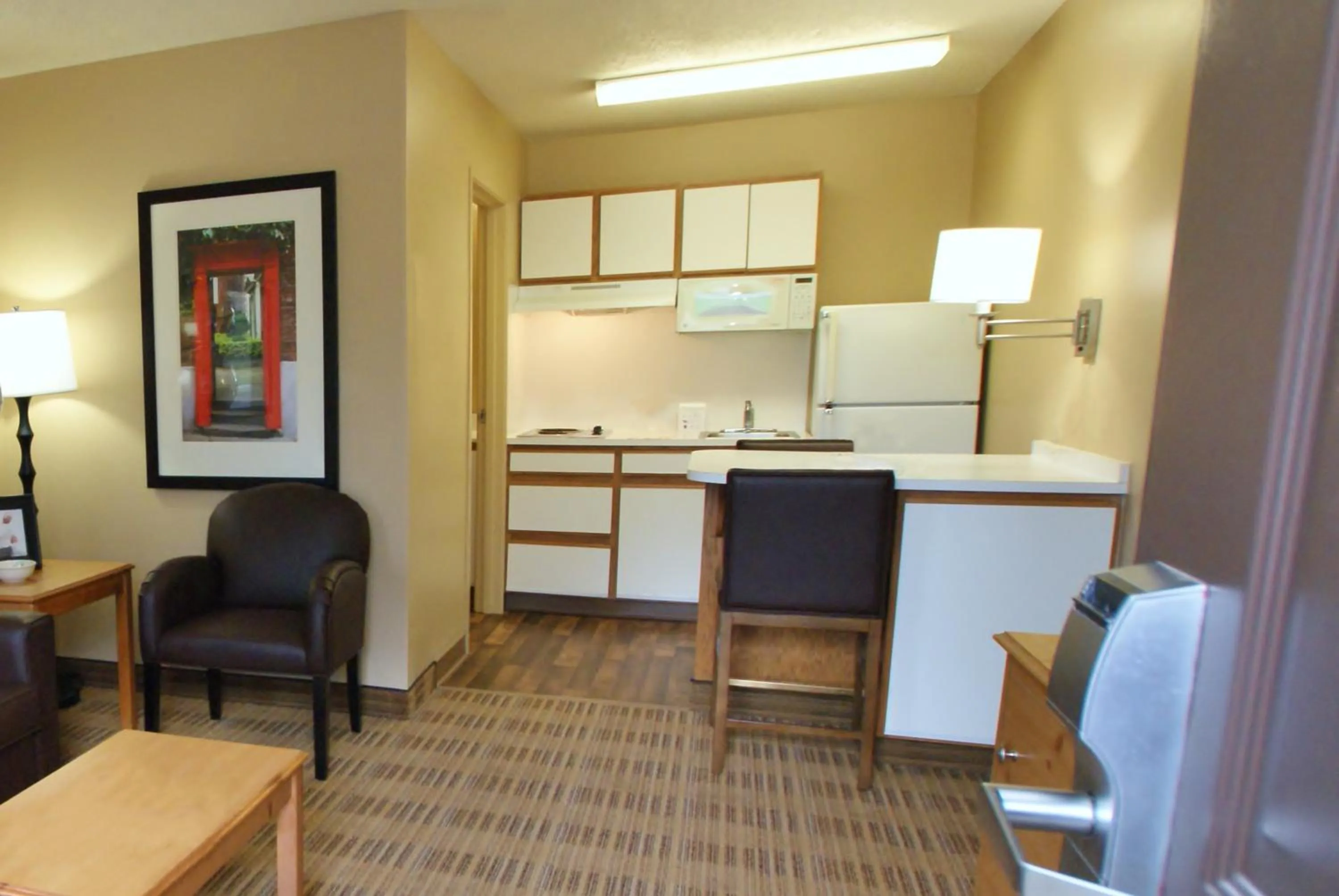 Kitchen or kitchenette, Kitchen/Kitchenette in Extended Stay America Select Suites - Durham - University - Ivy Creek Blvd