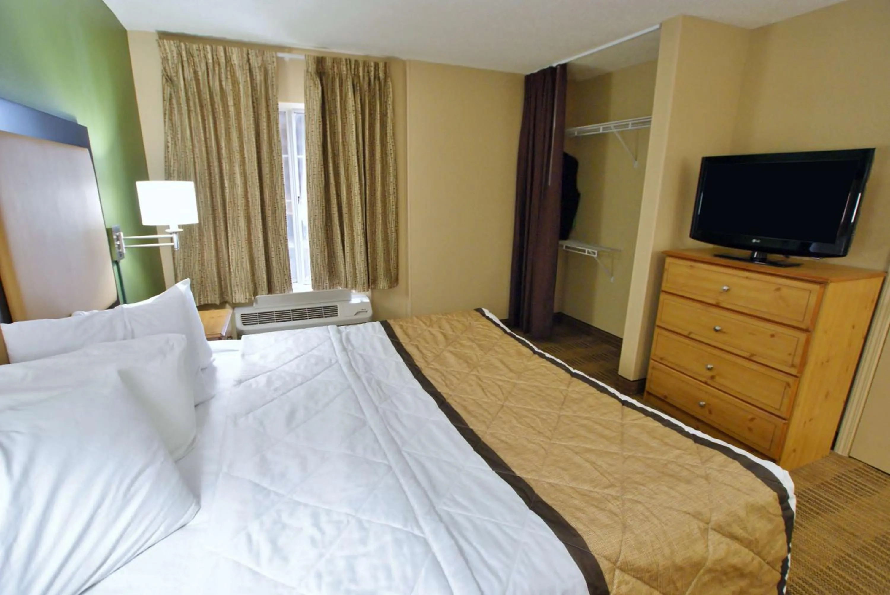 Bedroom, TV/Entertainment Center in Extended Stay America Select Suites - Durham - University - Ivy Creek Blvd