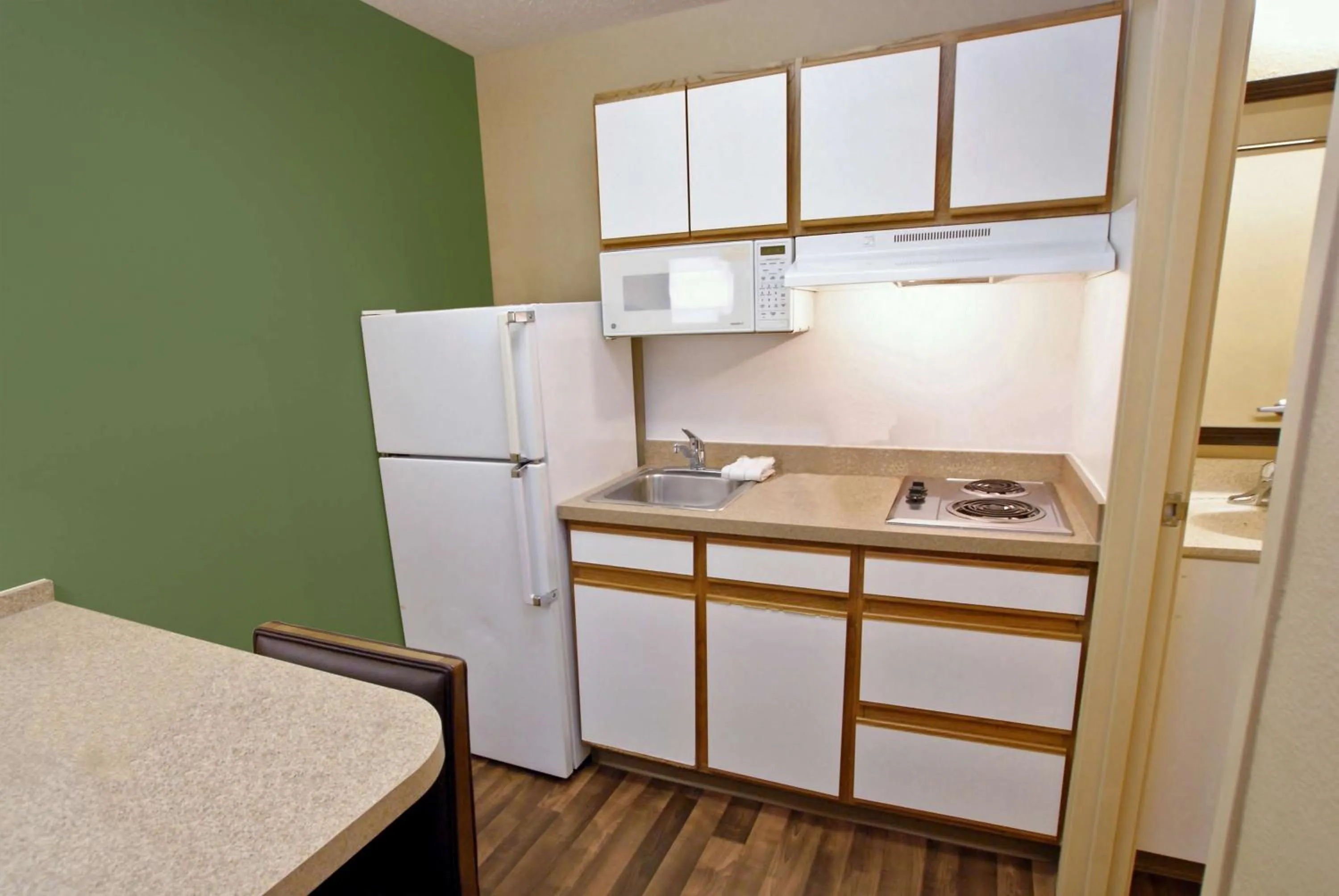 Kitchen or kitchenette, Kitchen/Kitchenette in Extended Stay America Select Suites - Durham - University - Ivy Creek Blvd
