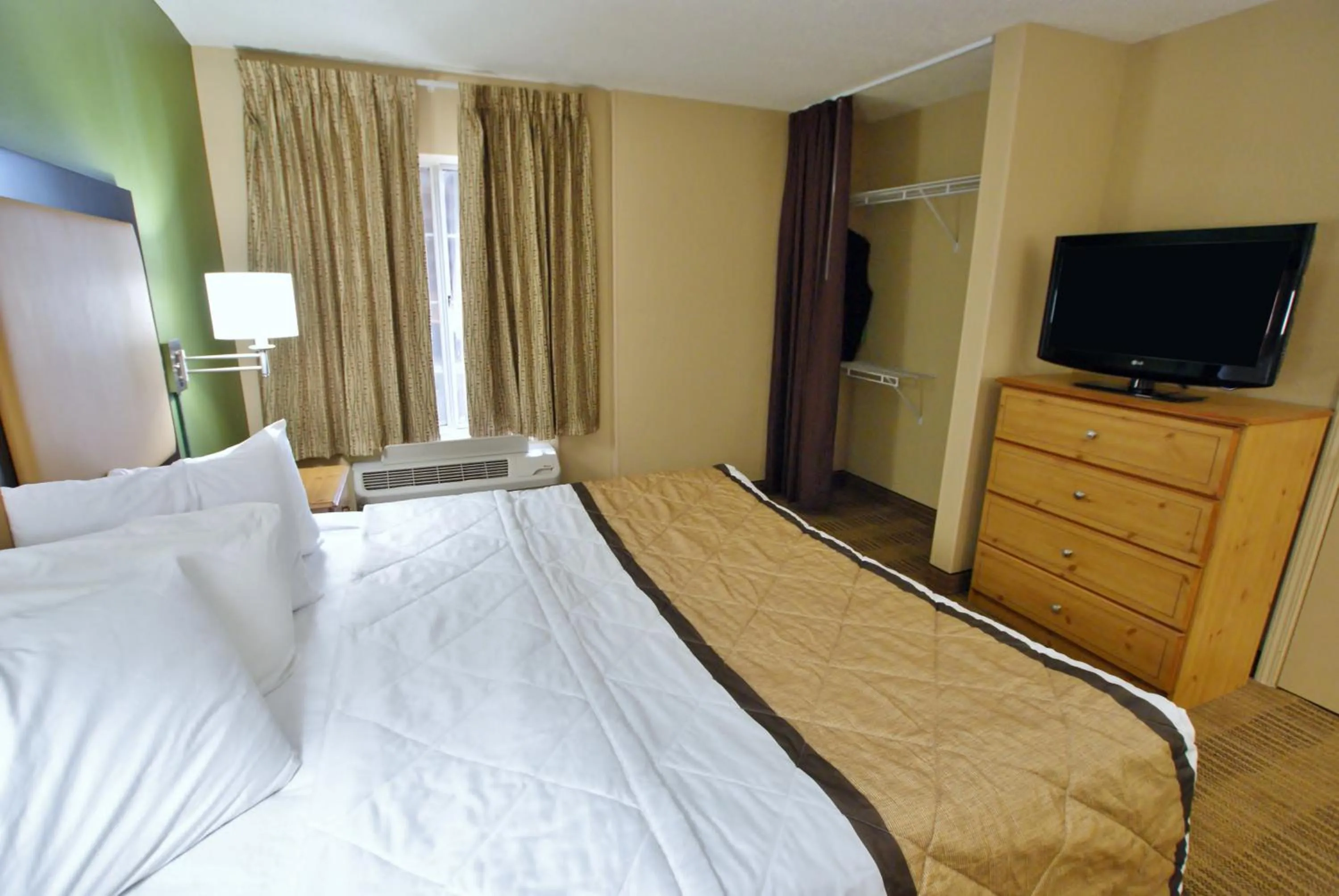 Bed, TV/Entertainment Center in Extended Stay America Select Suites - Durham - University - Ivy Creek Blvd