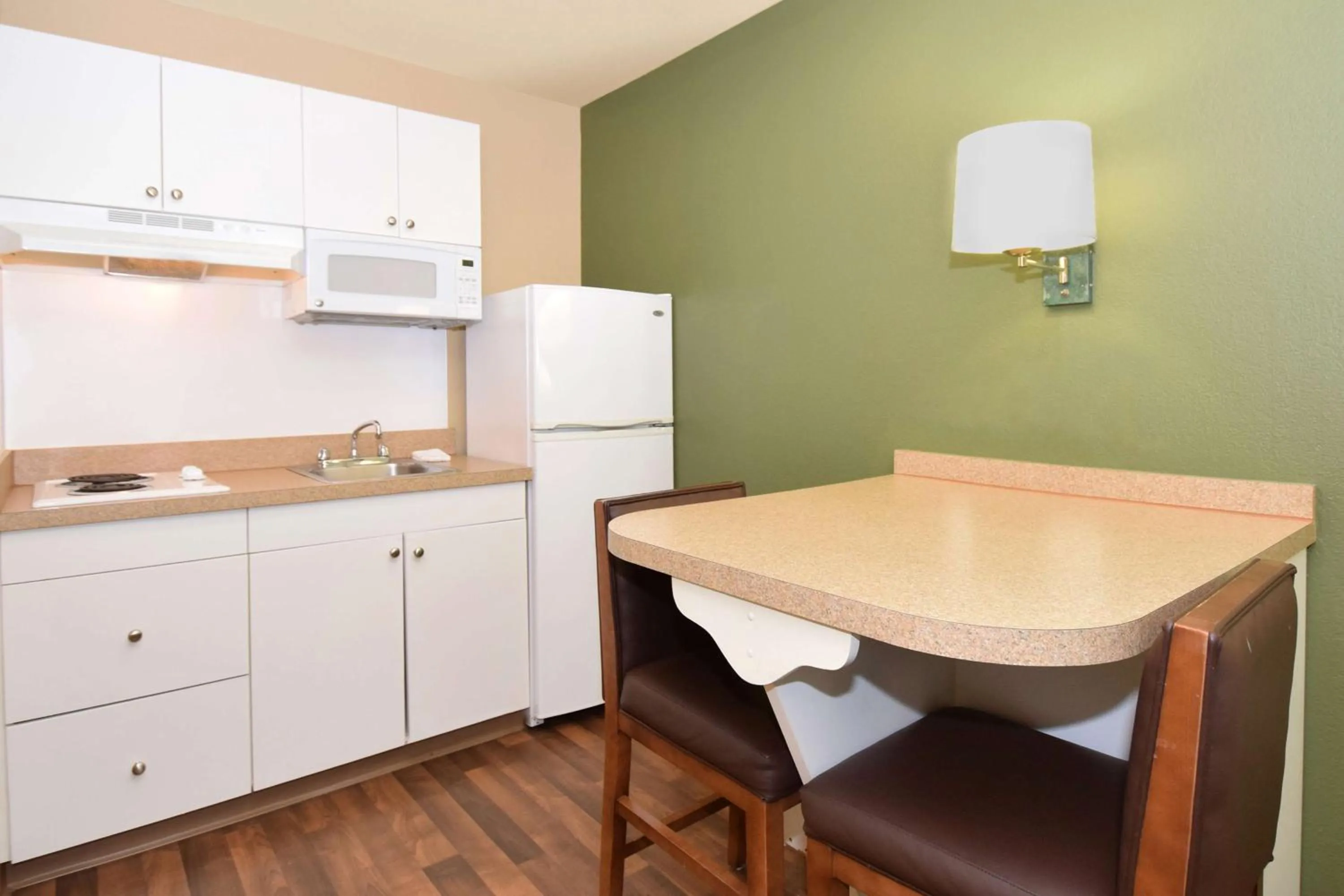 Kitchen or kitchenette, Kitchen/Kitchenette in Extended Stay America Select Suites - Durham - University - Ivy Creek Blvd