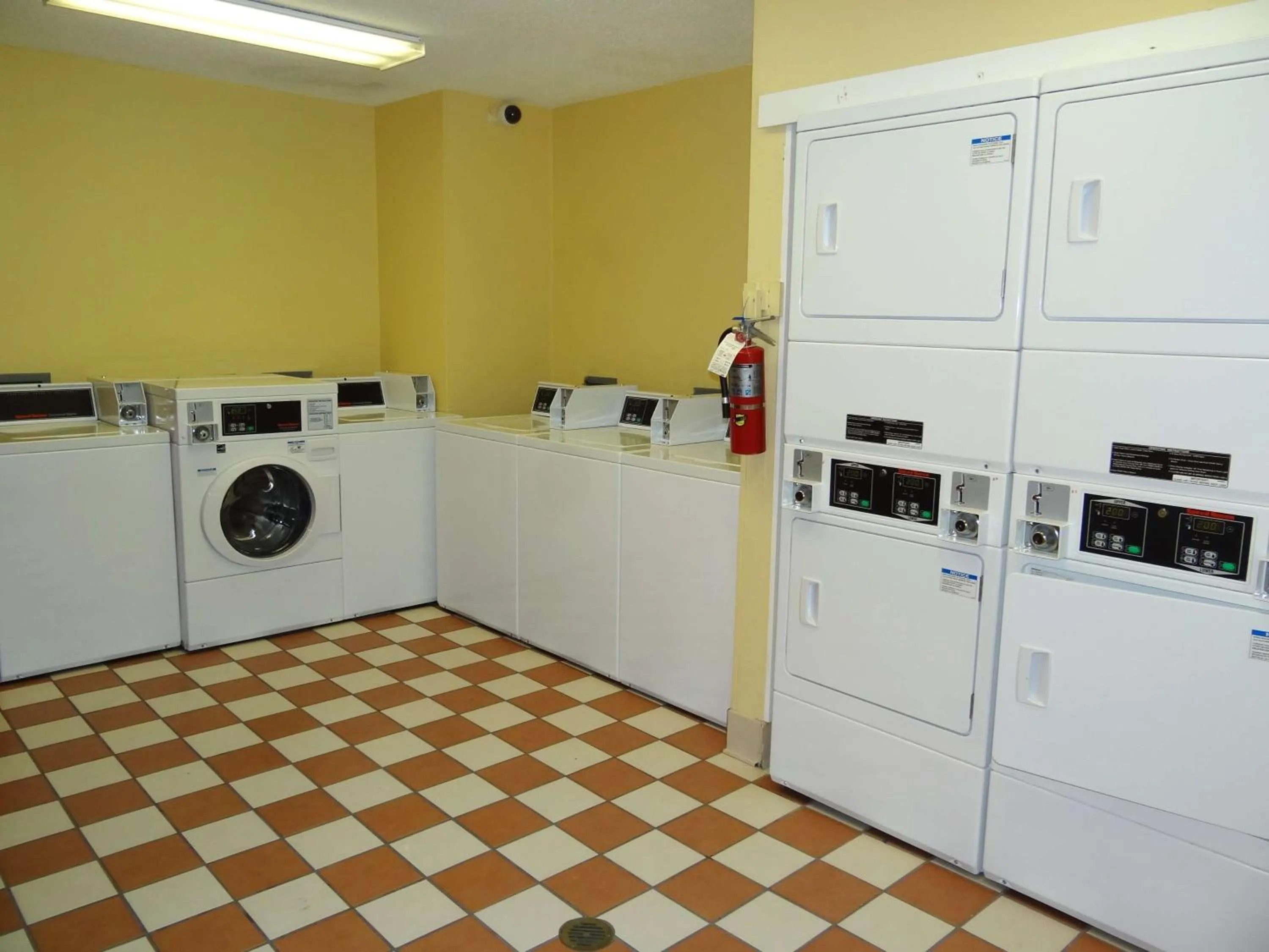 laundry, Kitchen/Kitchenette in Extended Stay America Select Suites - Durham - University - Ivy Creek Blvd