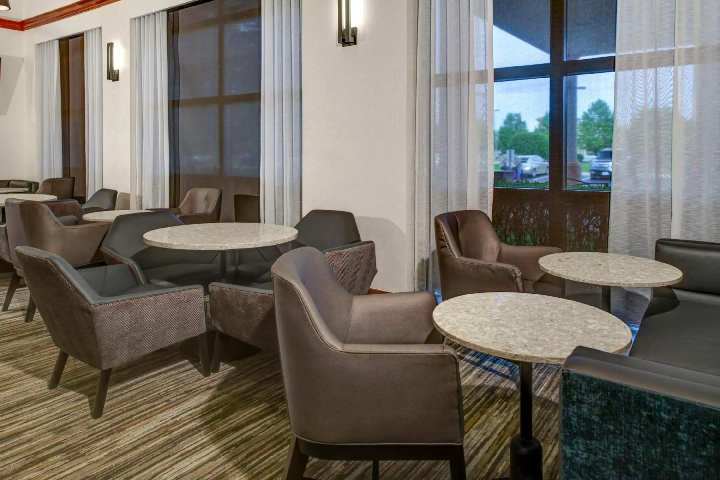 Lounge or bar in Hyatt Place Cincinnati Airport Lounge or bar in Hyatt Place Cincinnati Airport