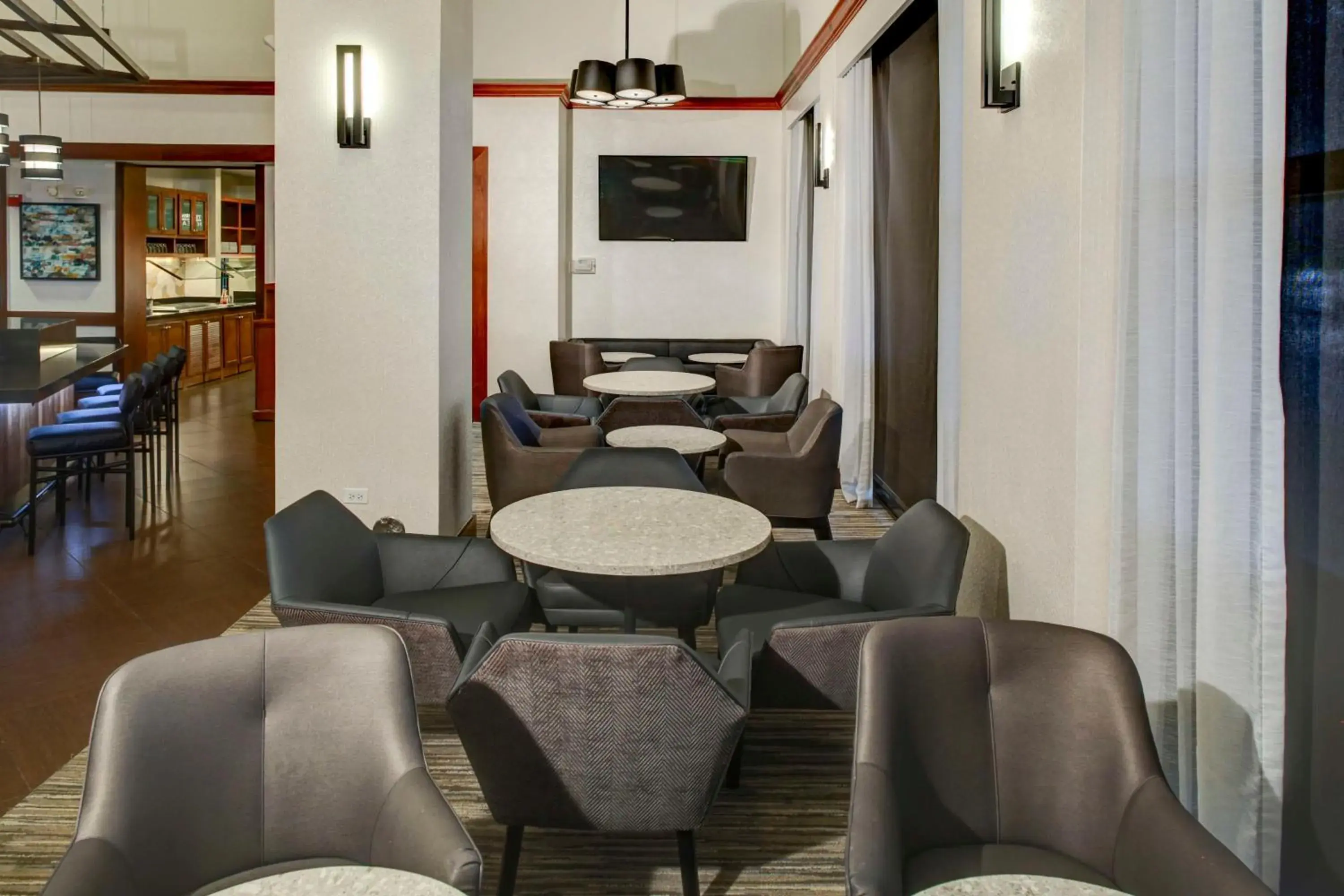 Lounge or bar in Hyatt Place Cincinnati Airport Lounge or bar in Hyatt Place Cincinnati Airport