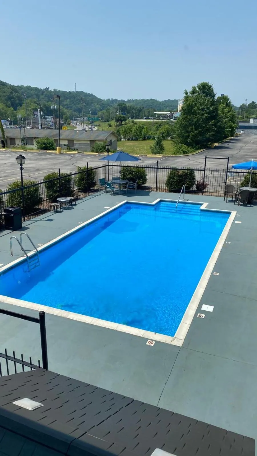 Swimming pool in Rodeway Inn