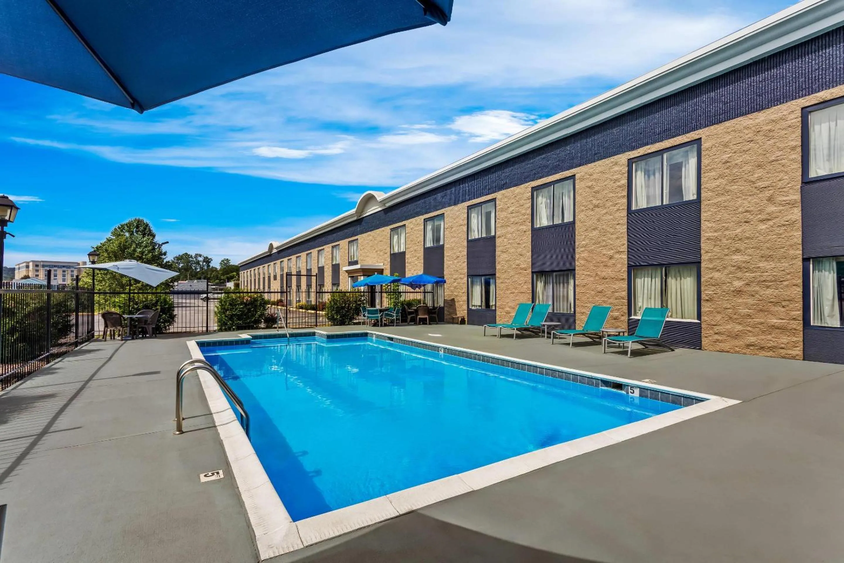 Swimming pool in Rodeway Inn