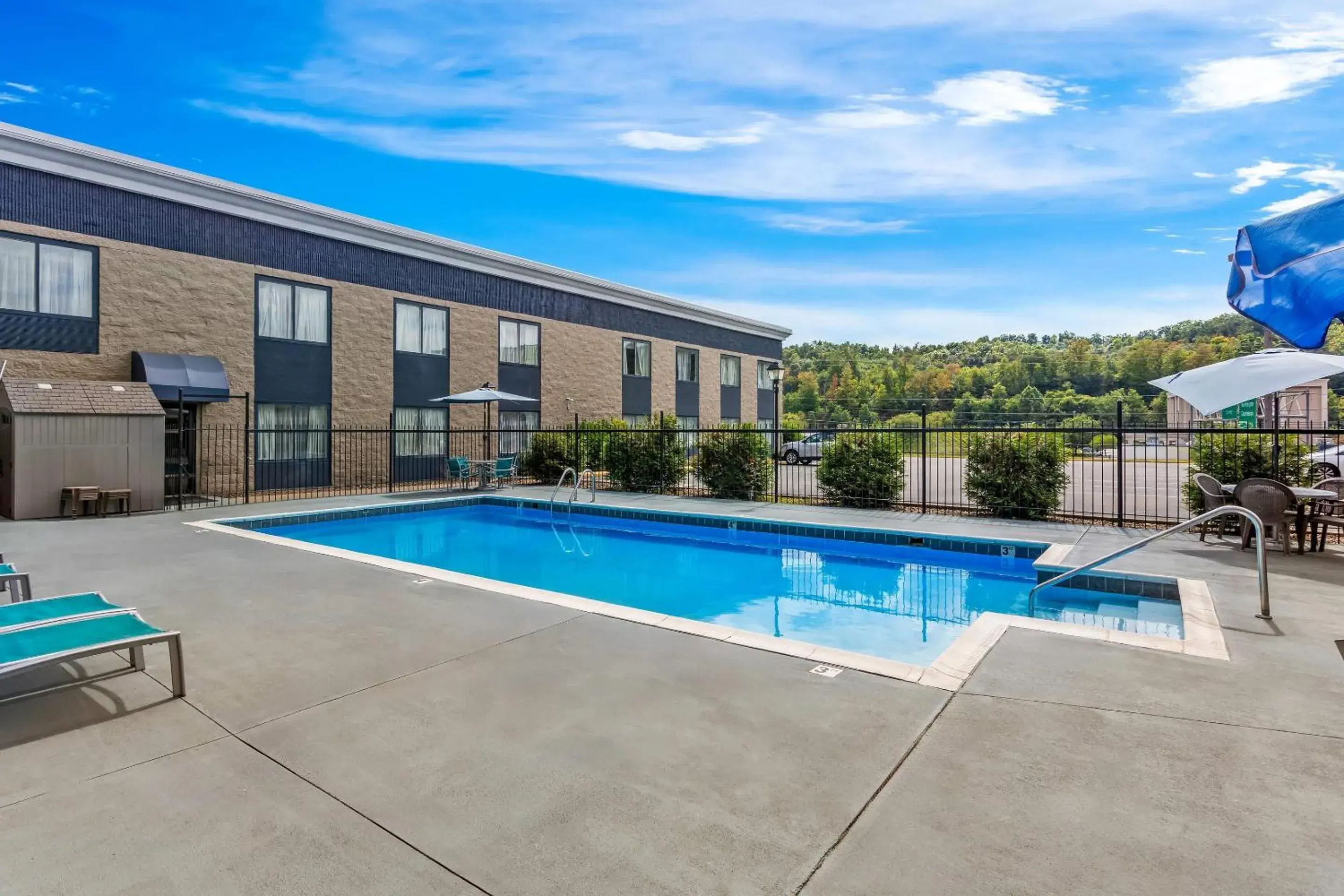 Swimming pool in Rodeway Inn Swimming pool in Rodeway Inn