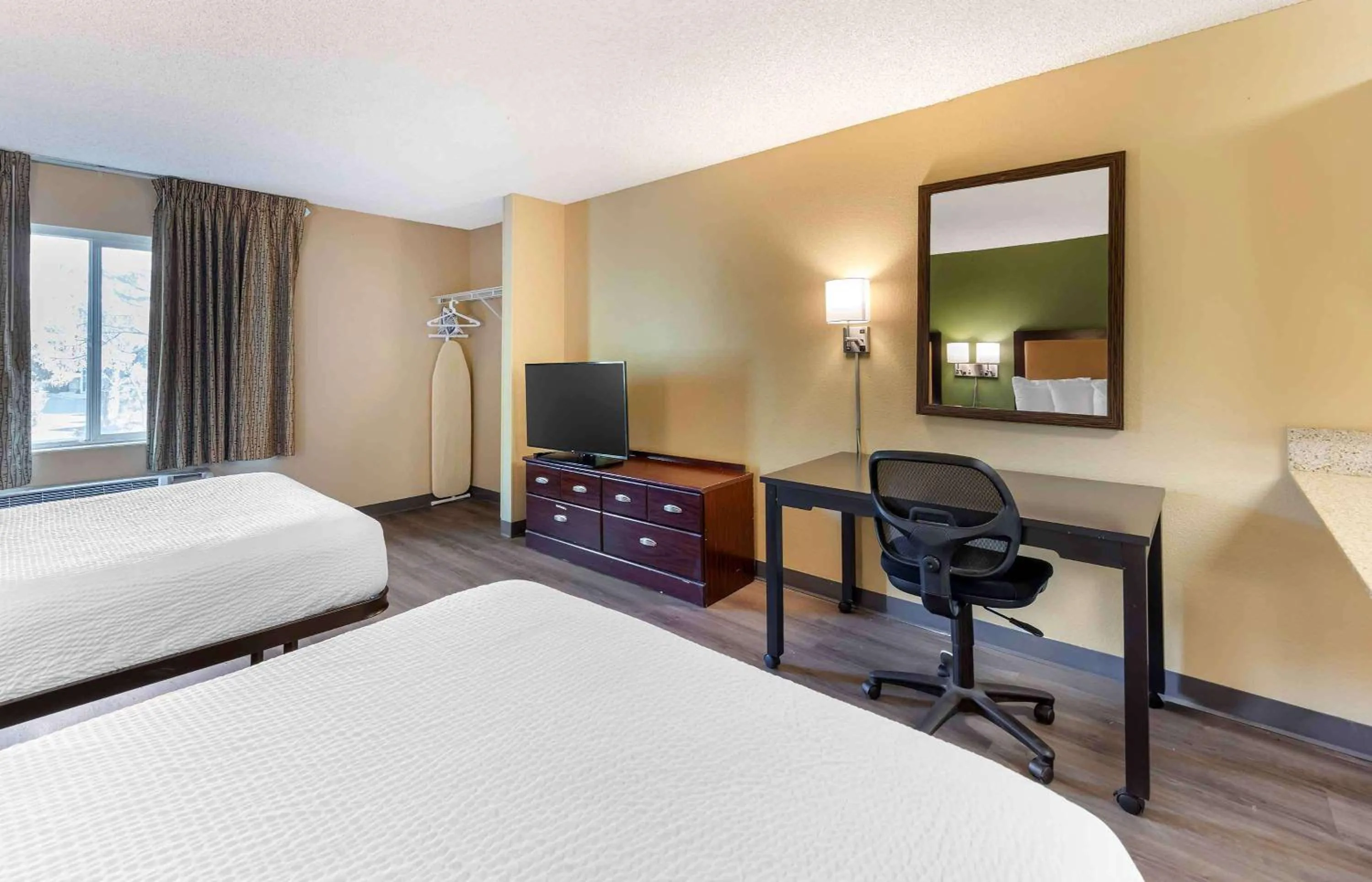 Bedroom, Bed in Extended Stay America Suites - Los Angeles - Ontario Airport