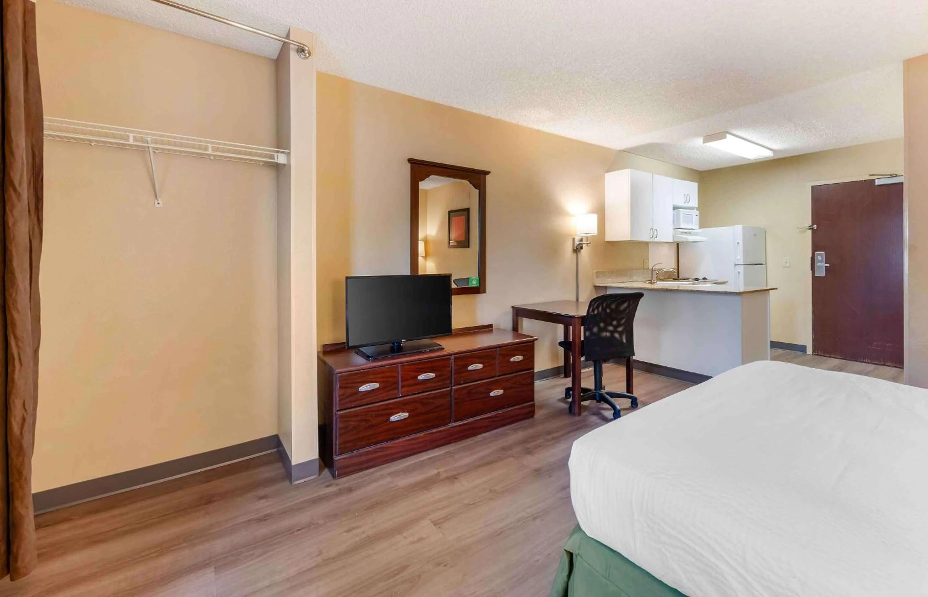 Bedroom in Extended Stay America Suites - Los Angeles - Ontario Airport