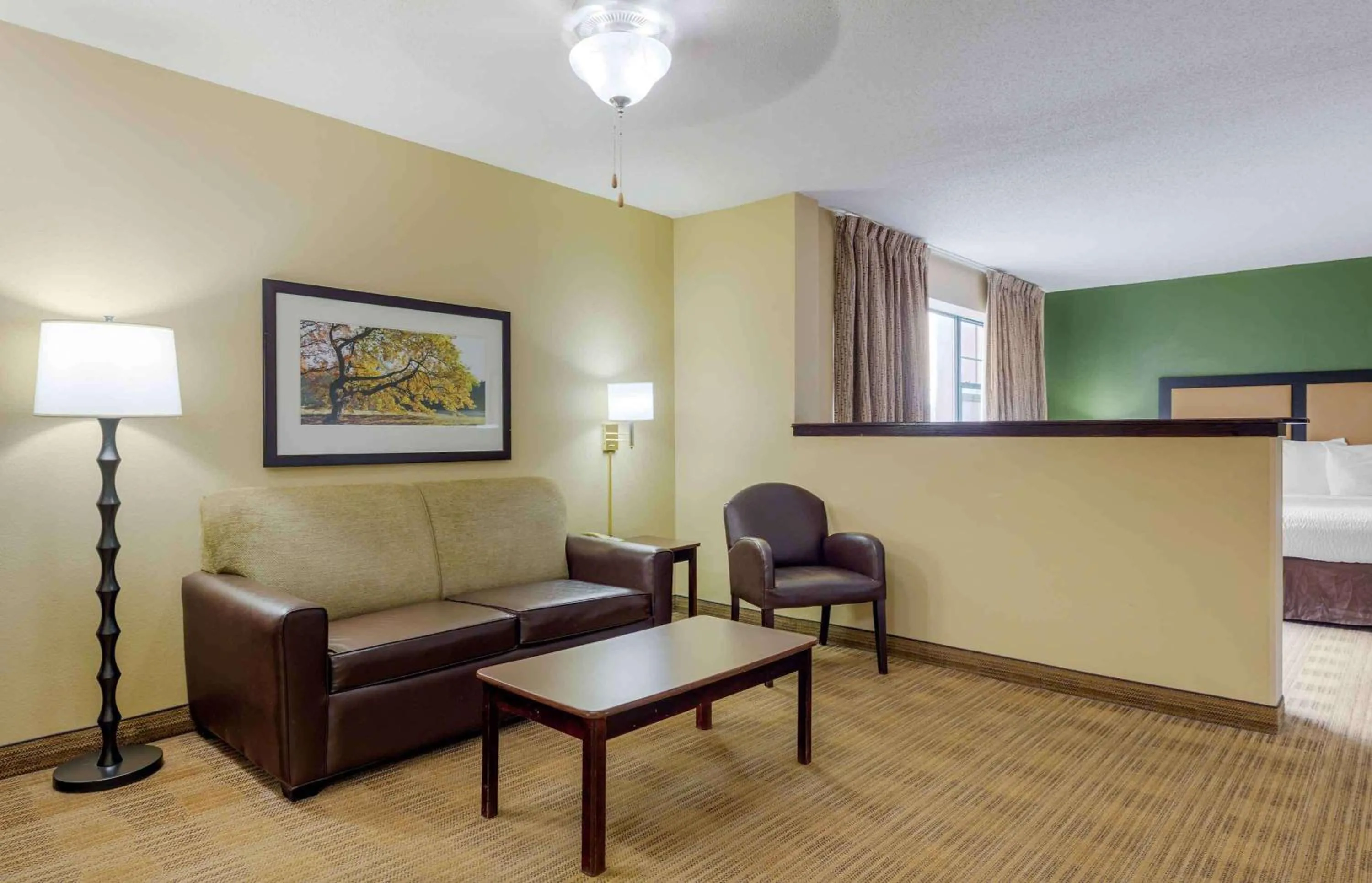 Bedroom, Bed in Extended Stay America Suites - Los Angeles - Ontario Airport