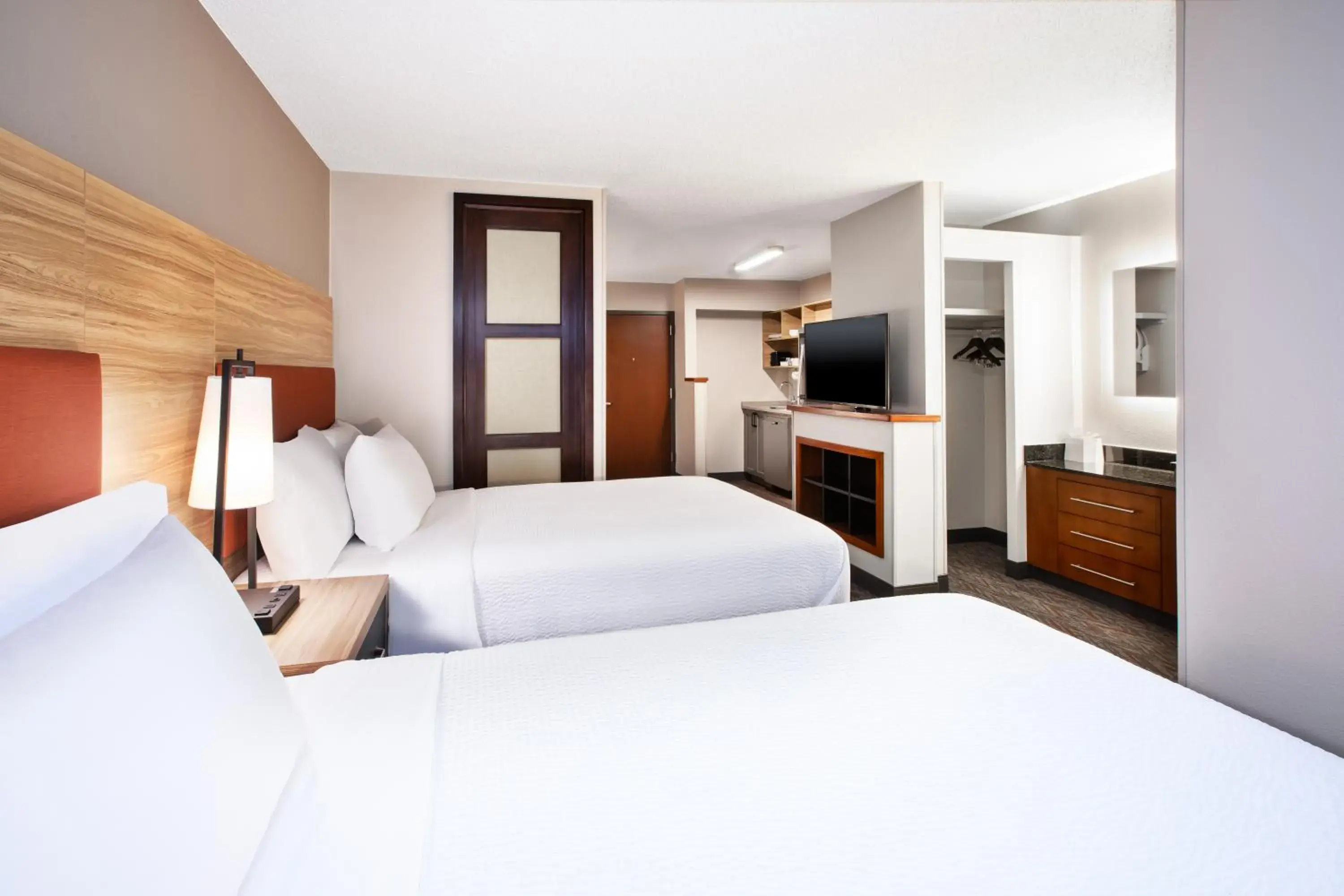 Bedroom, Bed in Candlewood Suites - Cincinnati Northeast - Mason by IHG Bedroom, Bed in Candlewood Suites - Cincinnati Northeast - Mason by IHG