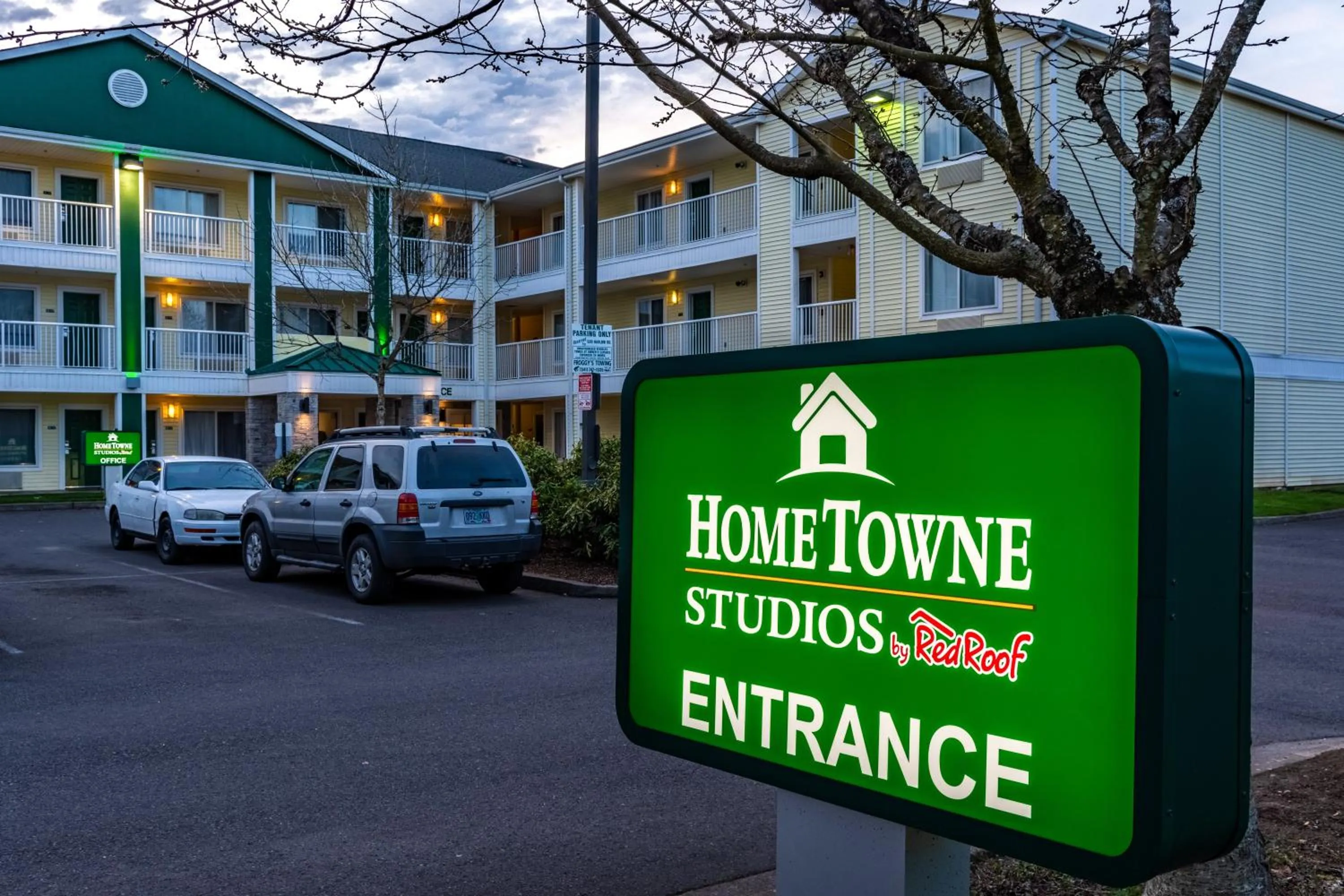 Property building in HomeTowne Studios by Red Roof Eugene - Springfield