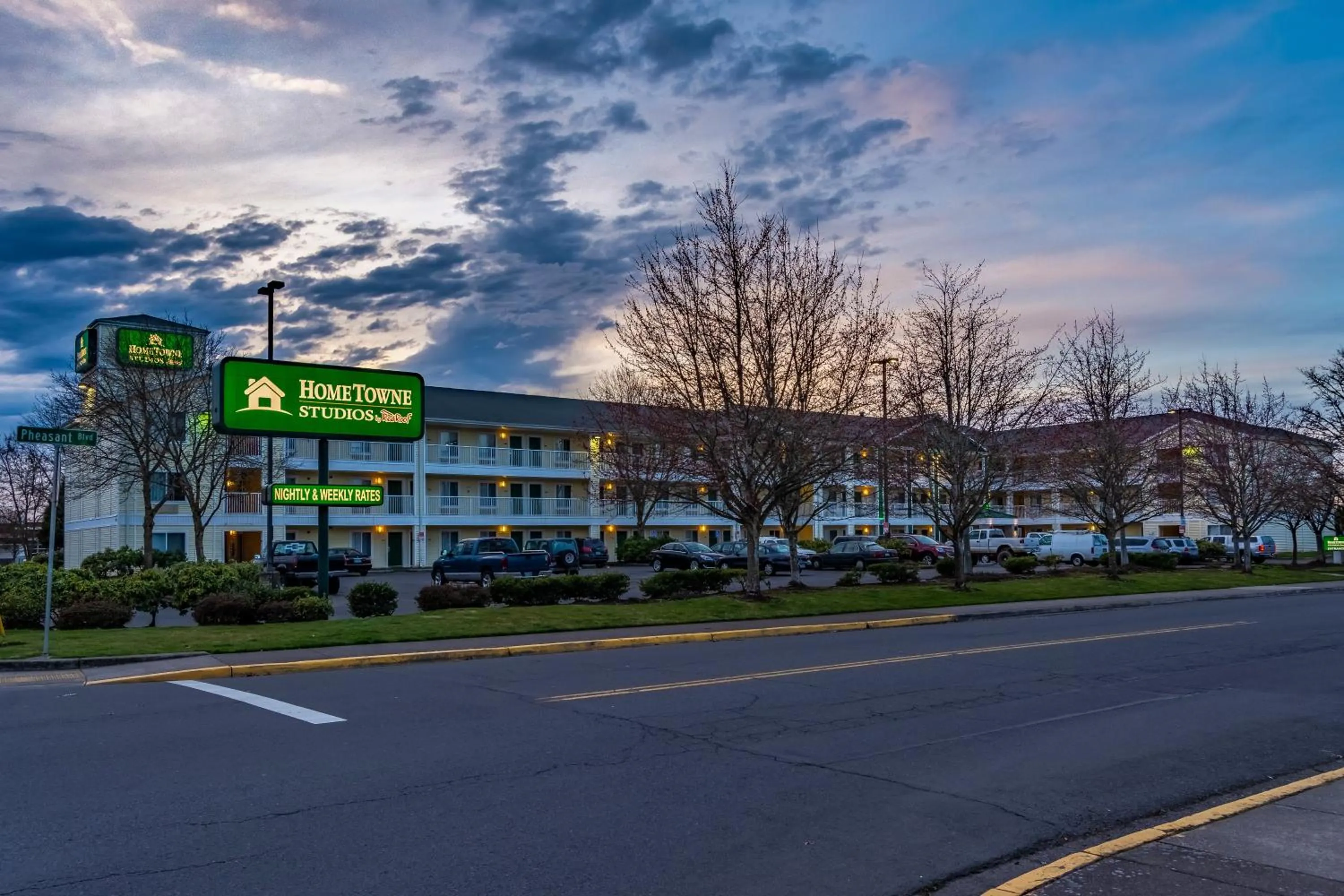 Property building in HomeTowne Studios by Red Roof Eugene - Springfield