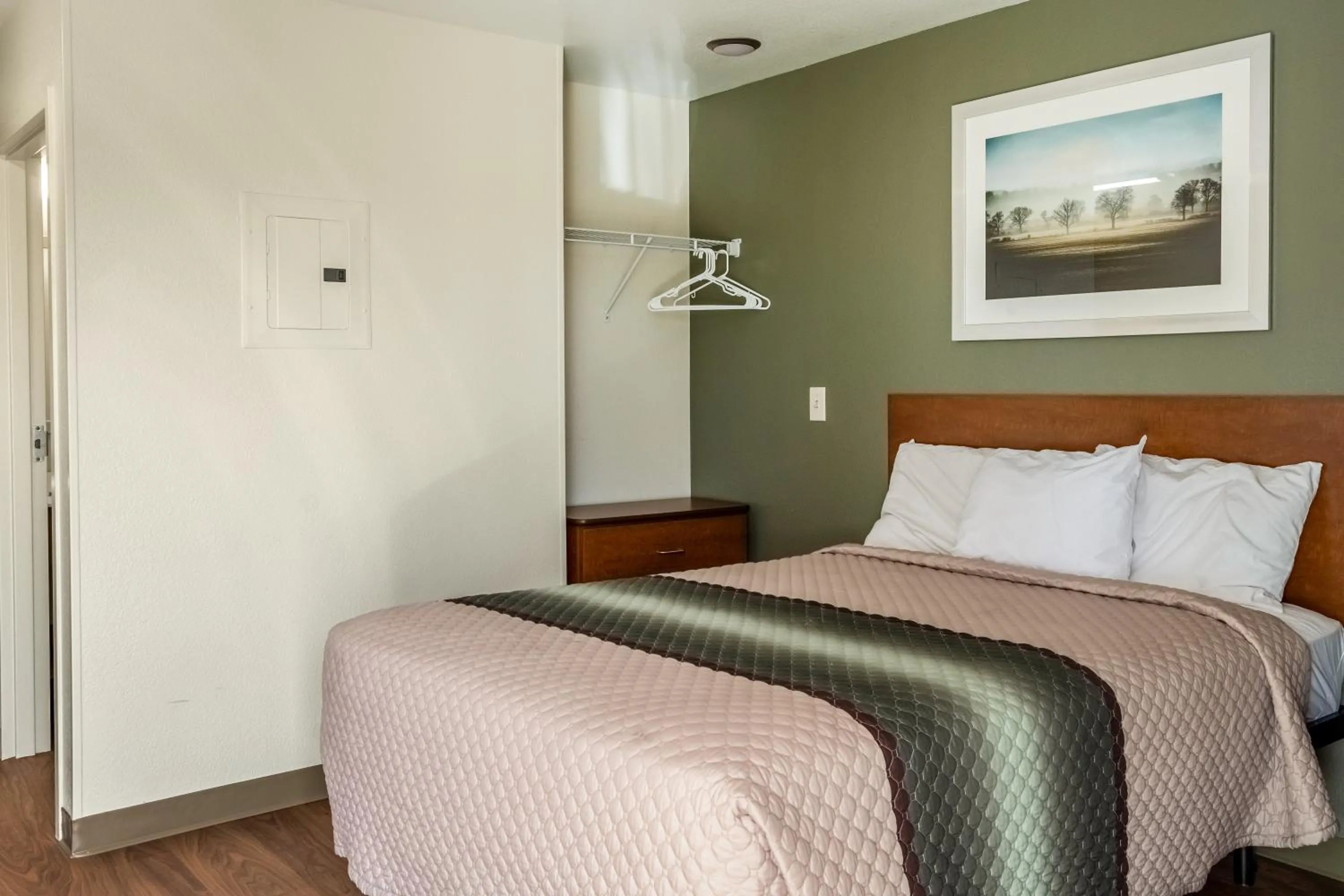 Photo of the whole room, Bed in HomeTowne Studios by Red Roof Eugene - Springfield