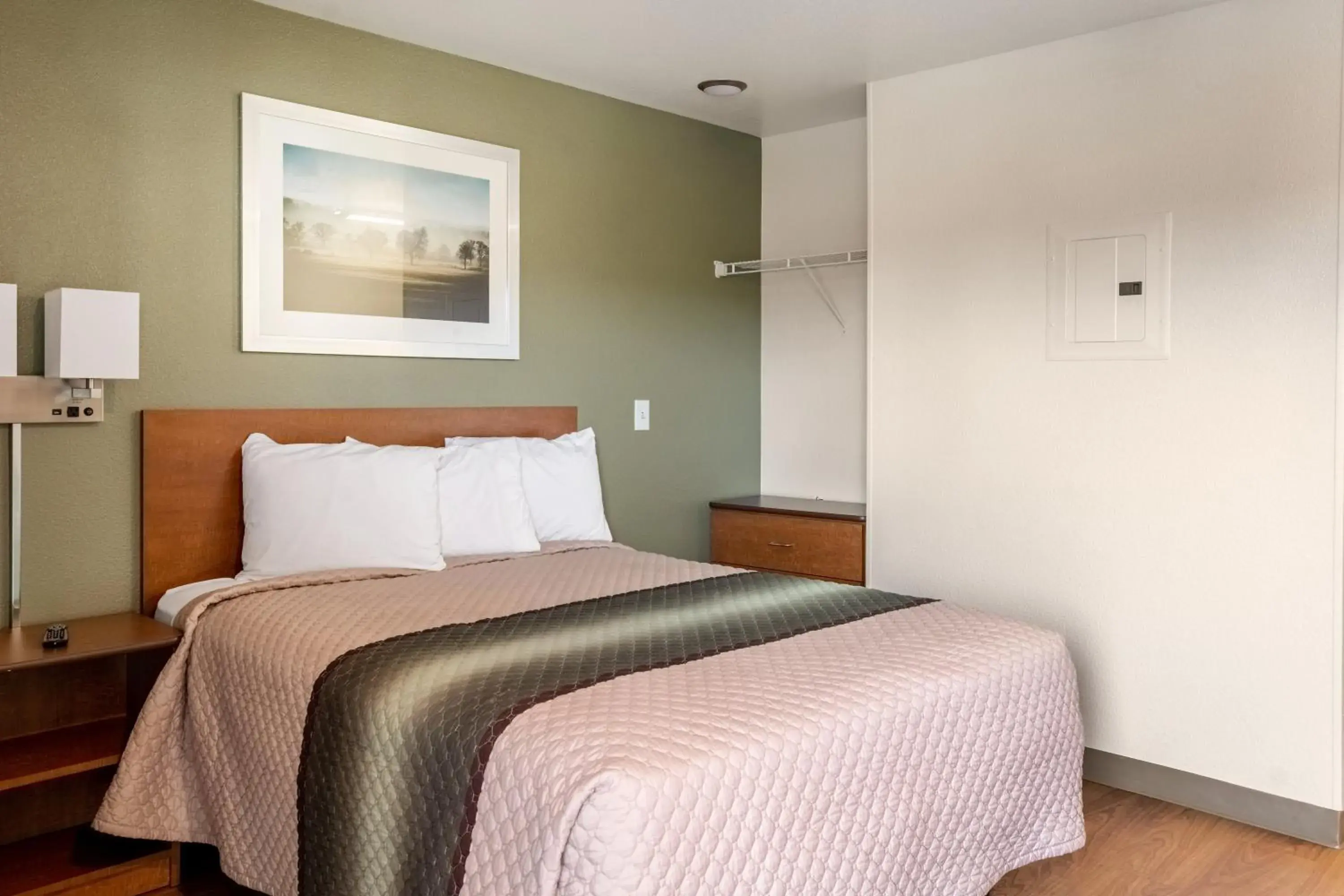 Photo of the whole room, Bed in HomeTowne Studios by Red Roof Eugene - Springfield Photo of the whole room, Bed in HomeTowne Studios by Red Roof Eugene - Springfield