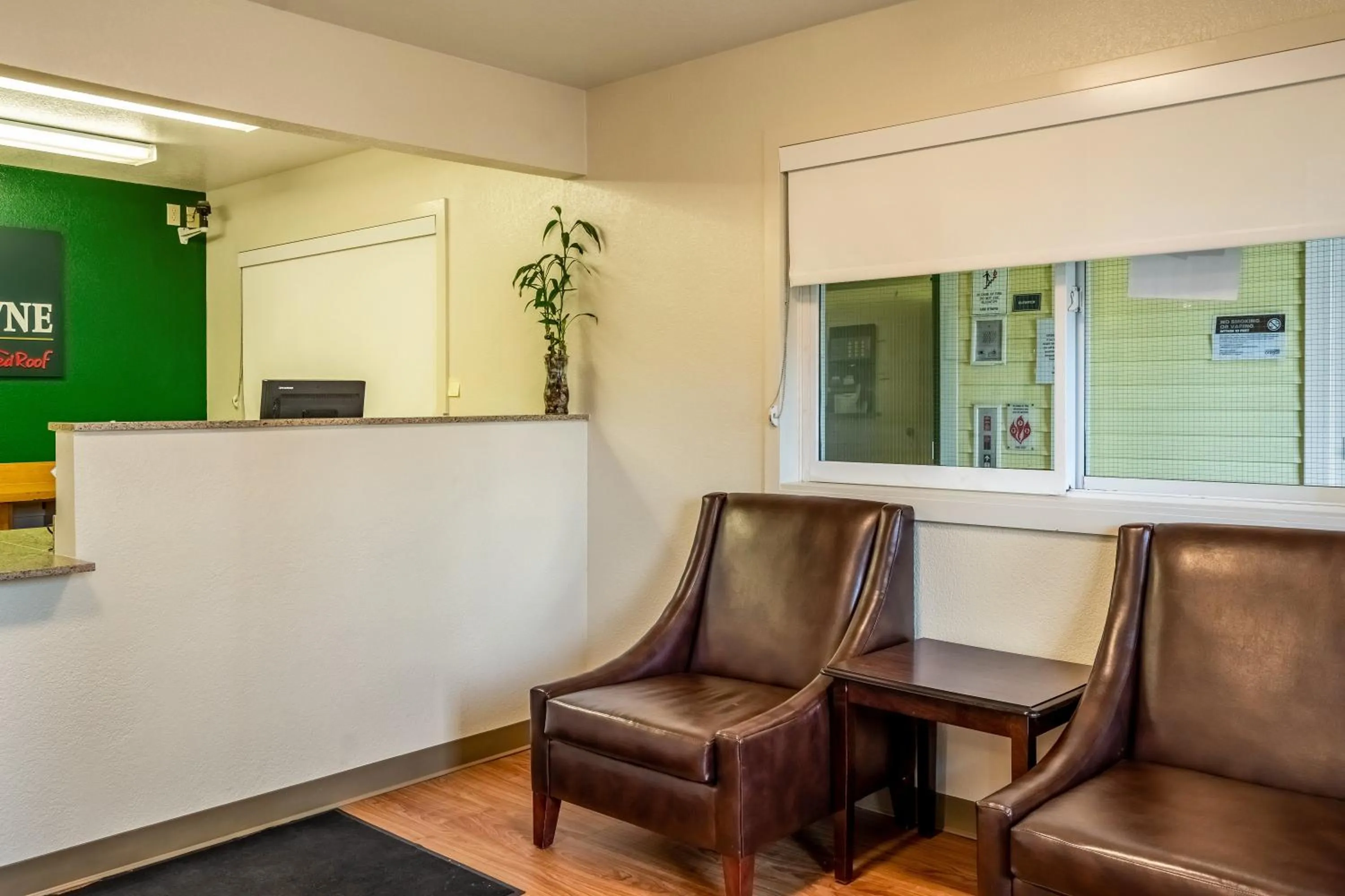 Lobby or reception in HomeTowne Studios by Red Roof Eugene - Springfield