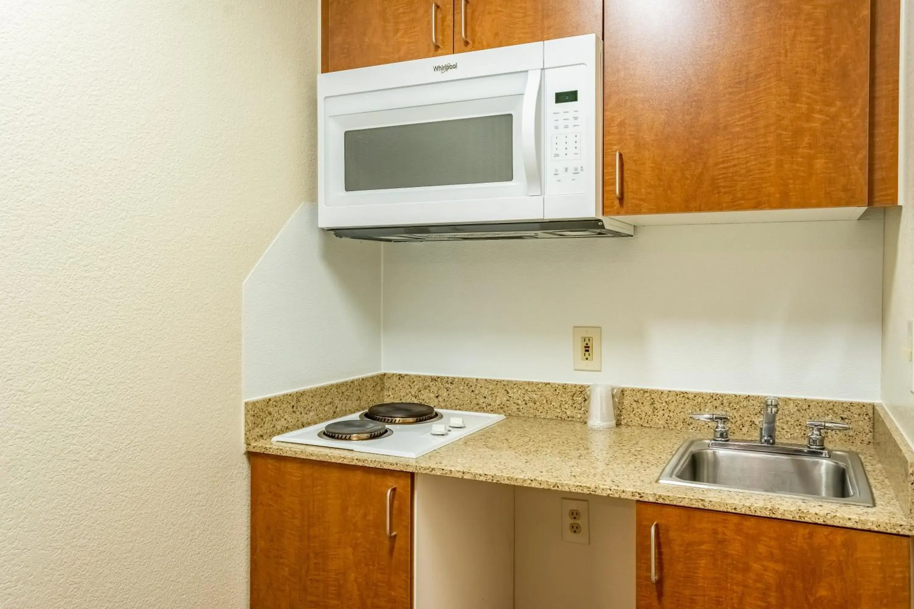 Photo of the whole room in HomeTowne Studios by Red Roof Eugene - Springfield Photo of the whole room in HomeTowne Studios by Red Roof Eugene - Springfield