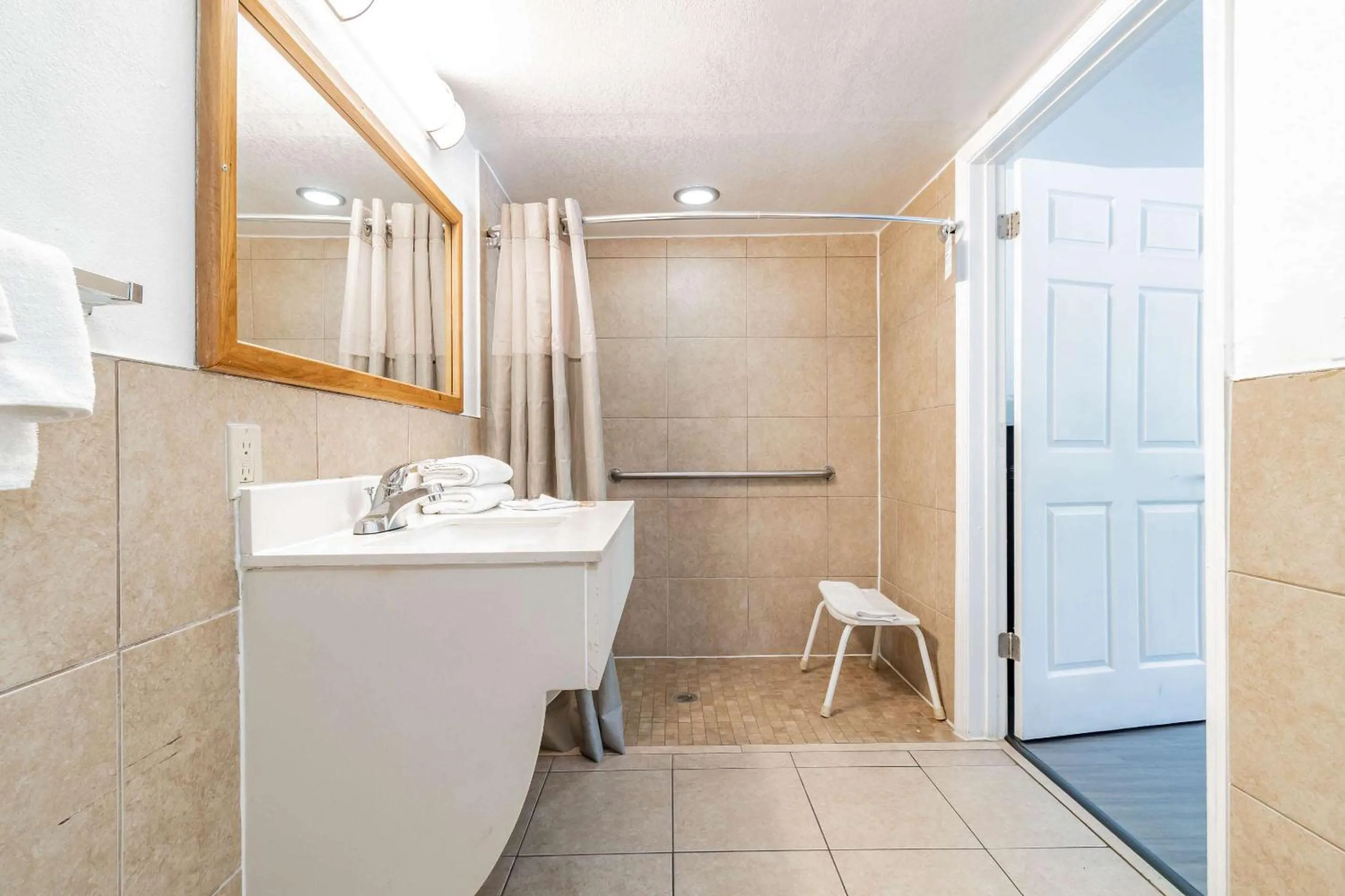 Photo of the whole room in Motel 6 Tampa Near Fairgrounds - Casino