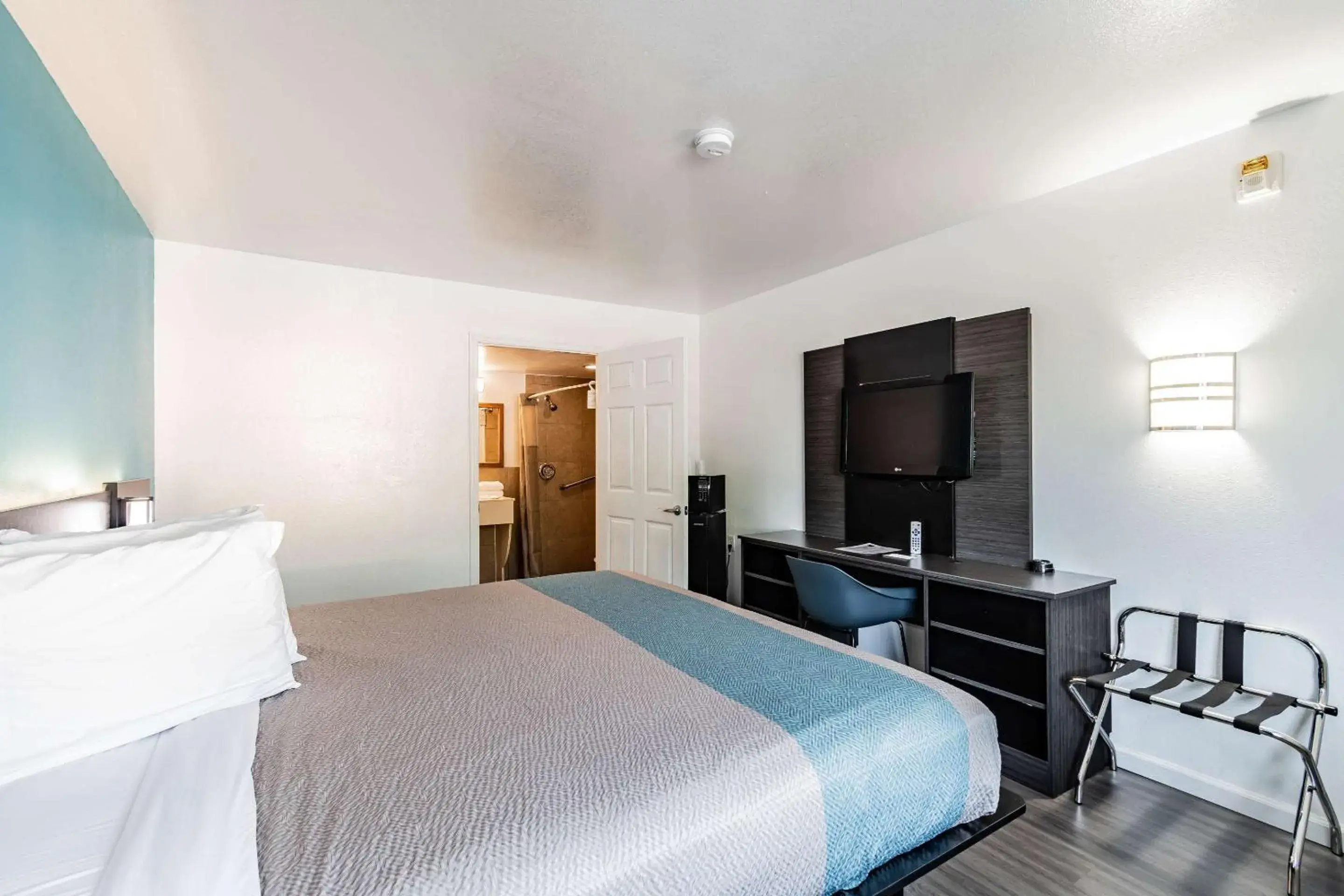 Bed in Motel 6 Tampa Near Fairgrounds - Casino Bed in Motel 6 Tampa Near Fairgrounds - Casino