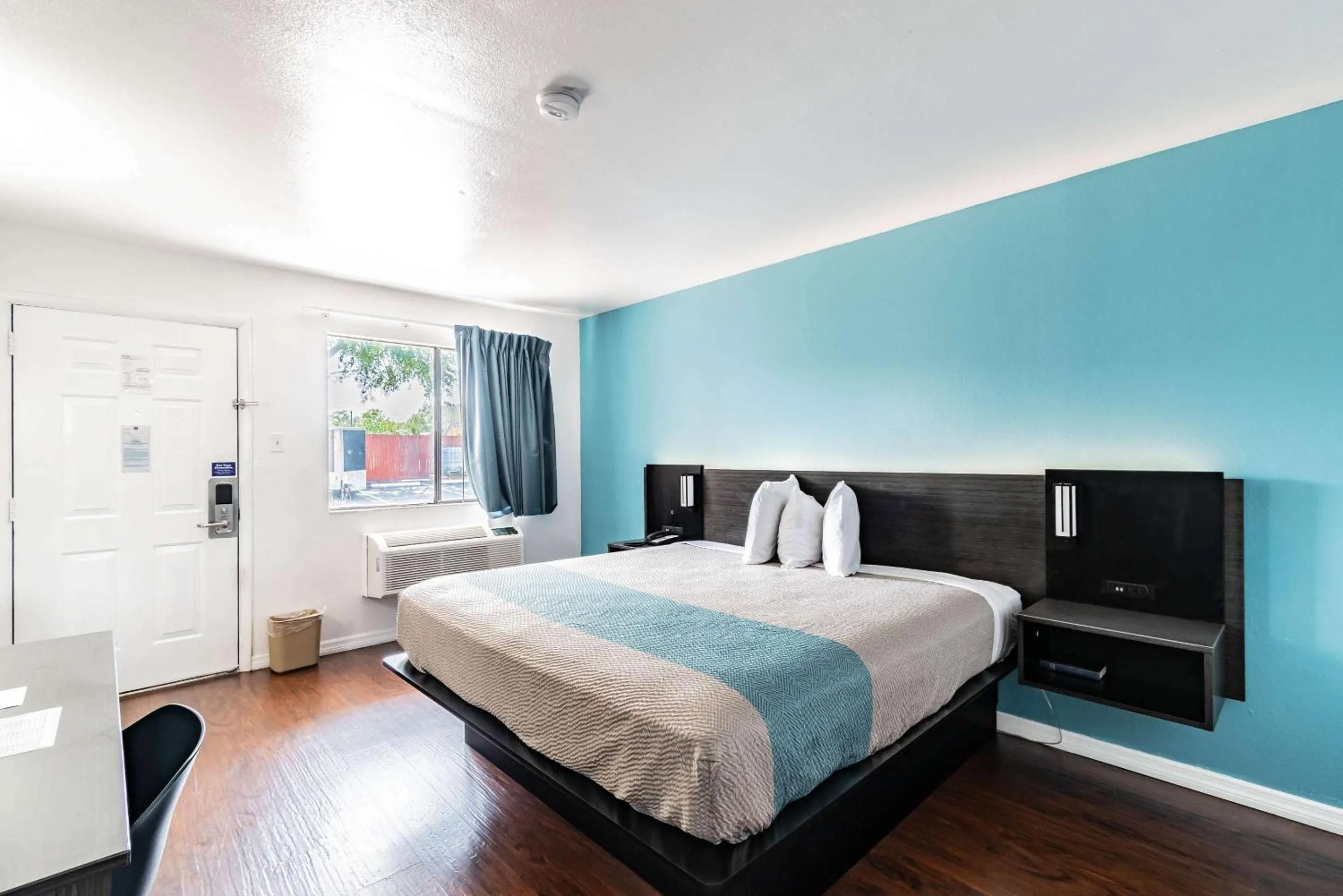 Bed in Motel 6 Tampa Near Fairgrounds - Casino