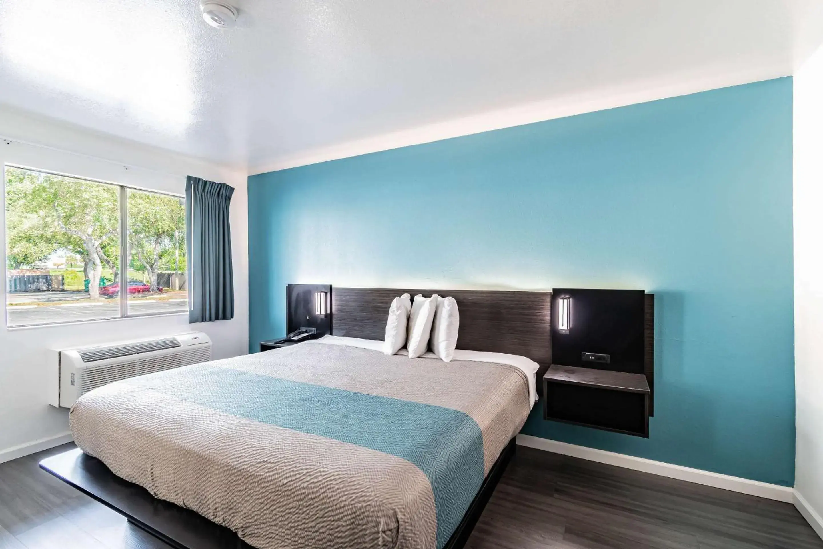 Bed in Motel 6 Tampa Near Fairgrounds - Casino Bed in Motel 6 Tampa Near Fairgrounds - Casino