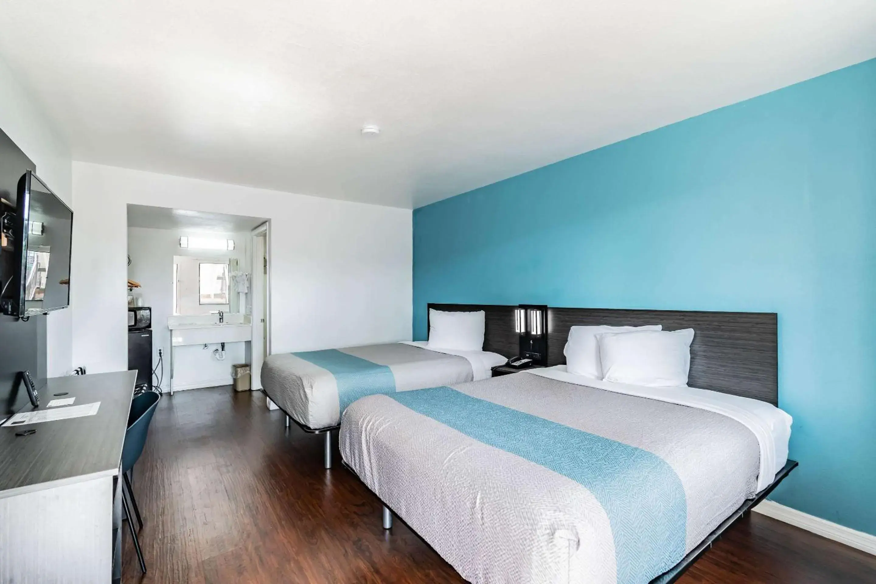 Queen Room with Two Queen Beds - Non-Smoking in Motel 6 Tampa Near Fairgrounds - Casino Queen Room with Two Queen Beds - Non-Smoking in Motel 6 Tampa Near Fairgrounds - Casino