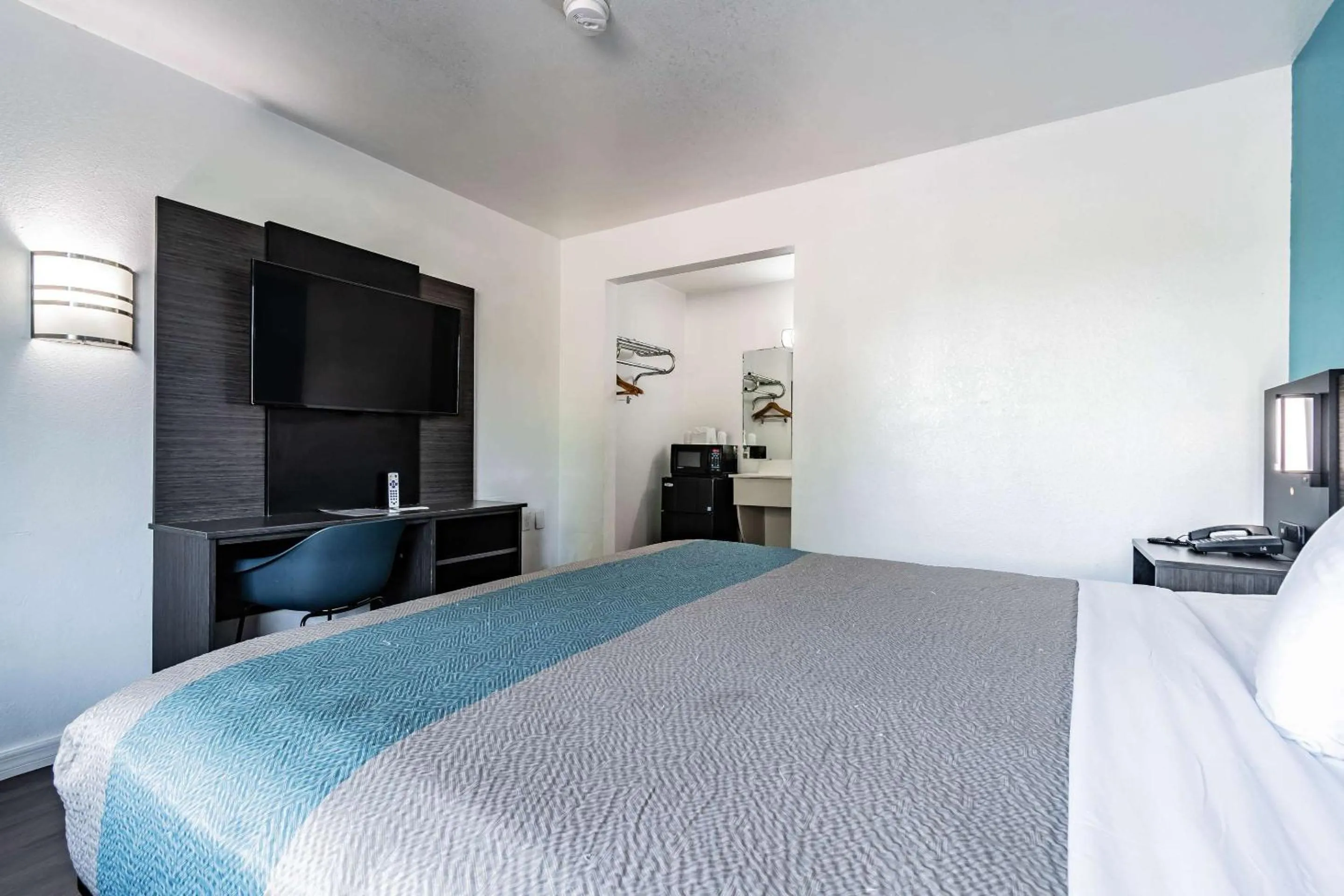 Bed in Motel 6 Tampa Near Fairgrounds - Casino