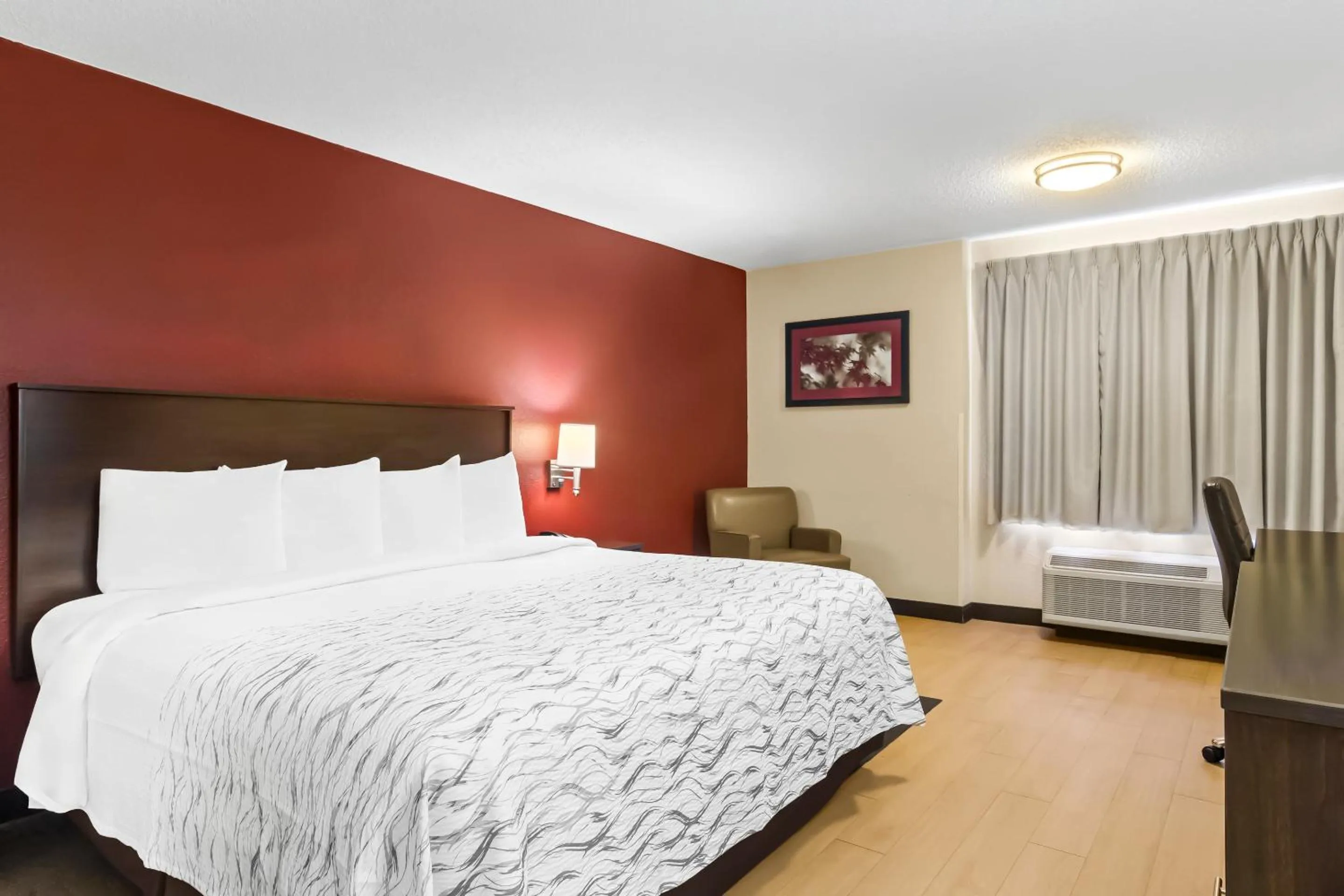 Bedroom, Bed in Red Roof Inn PLUS+ Jacksonville – Southpoint