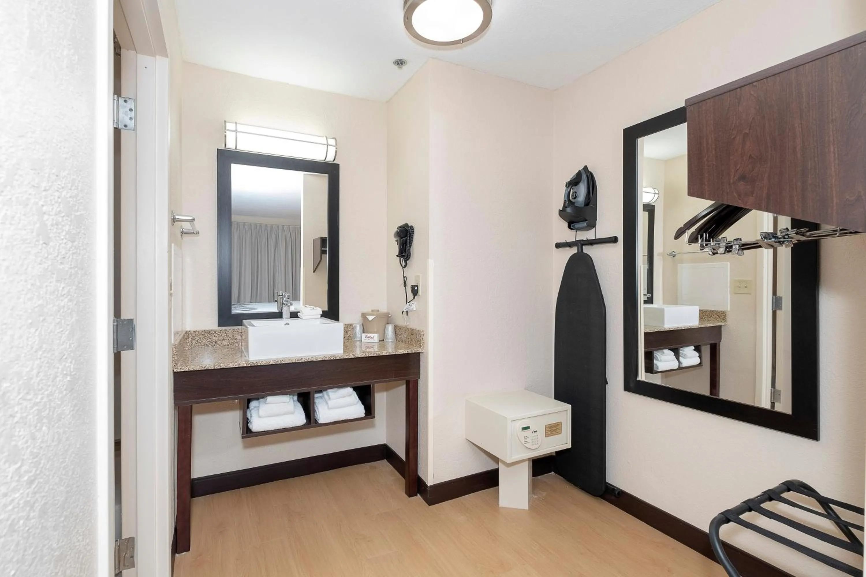 Bathroom in Red Roof Inn PLUS+ Jacksonville – Southpoint